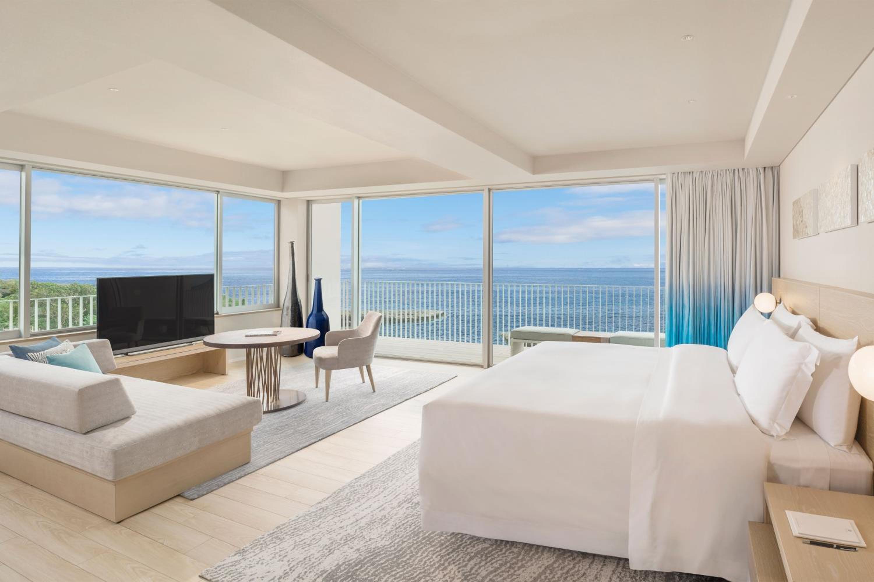 Oceanview Corner Jr Suite, Junior Suite, 1 King, Sofa bed - Photo 1