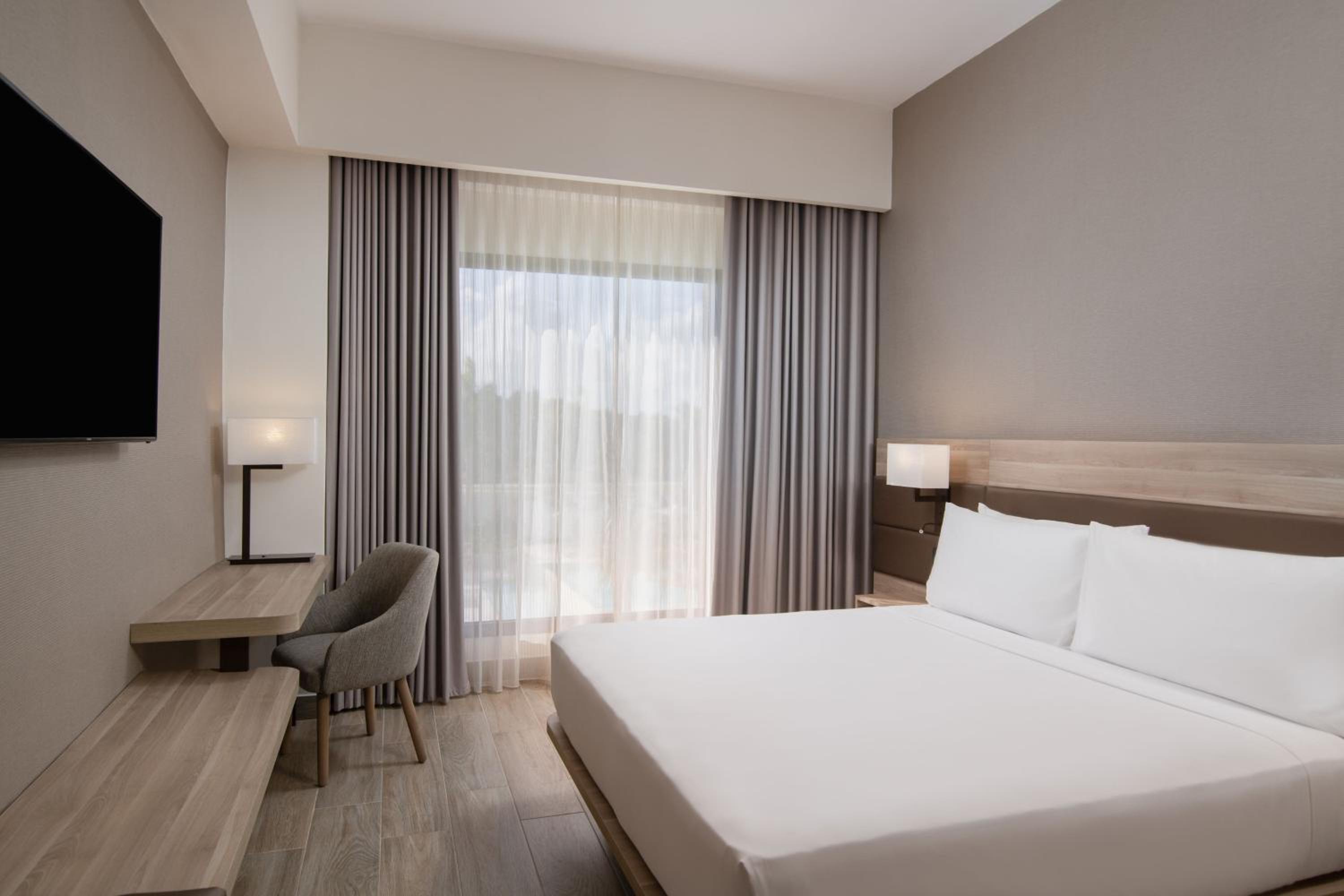 Deluxe King Room with Garden View - Photo 1