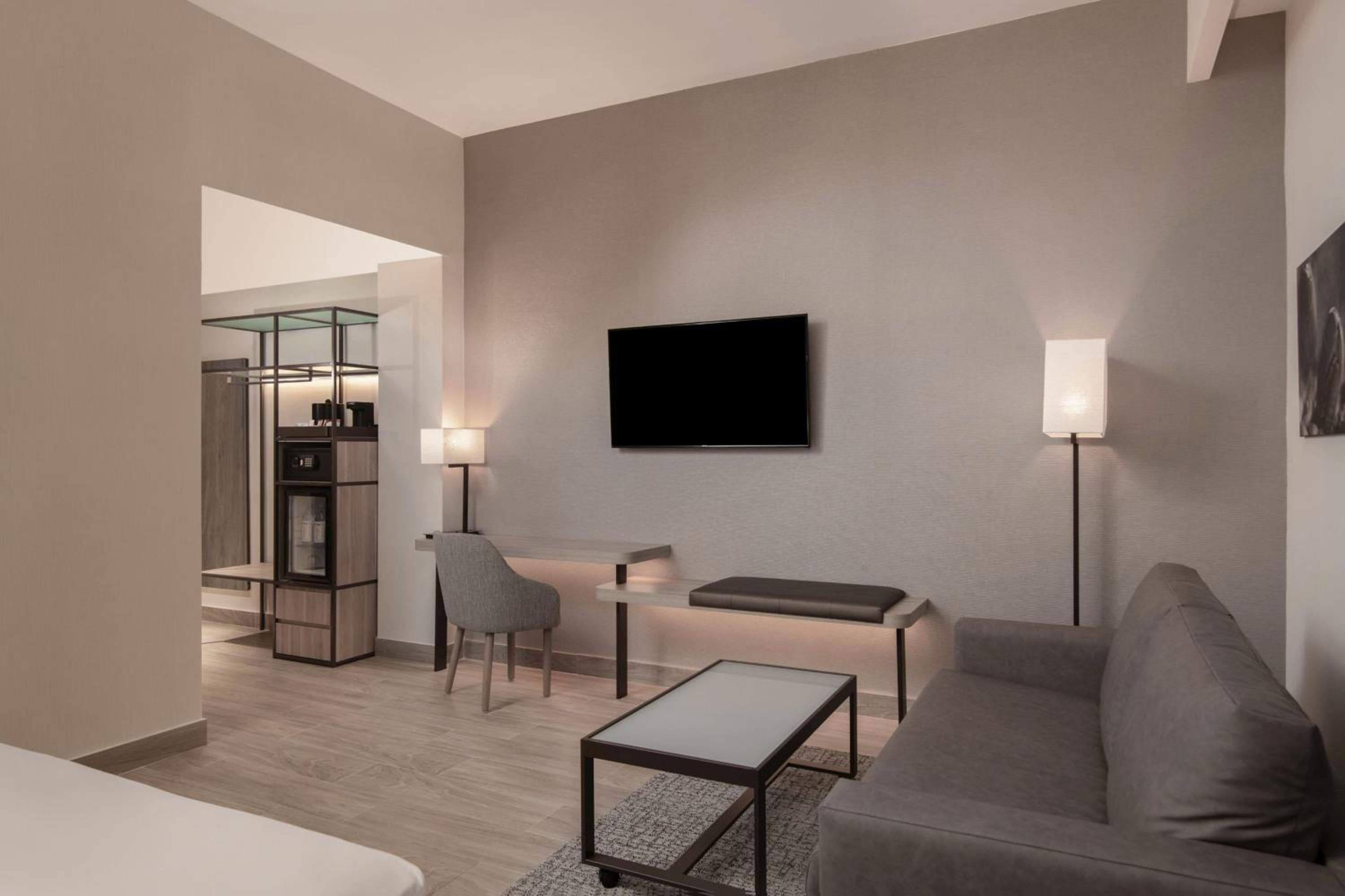 King Room with Sofa Bed and Terrace - Poolside - Photo 4