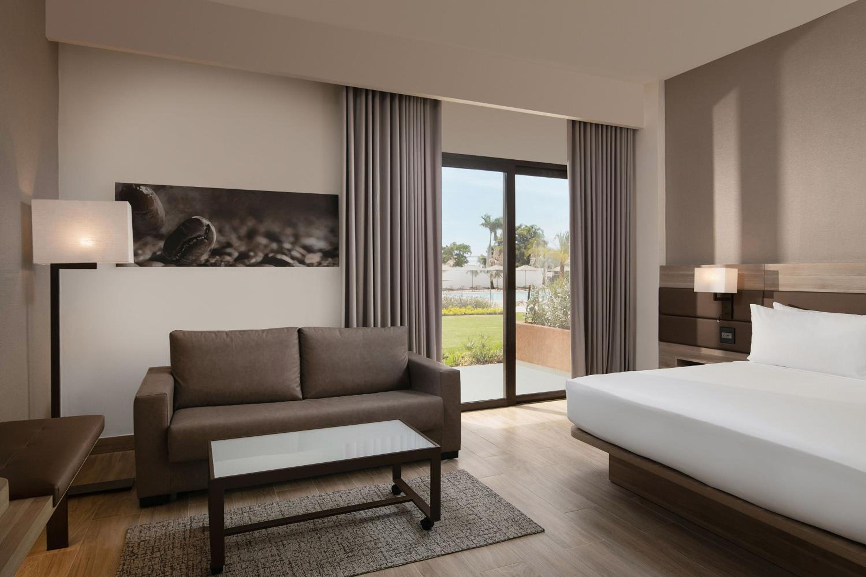 King Room with Sofa Bed and Terrace - Poolside - Photo 2
