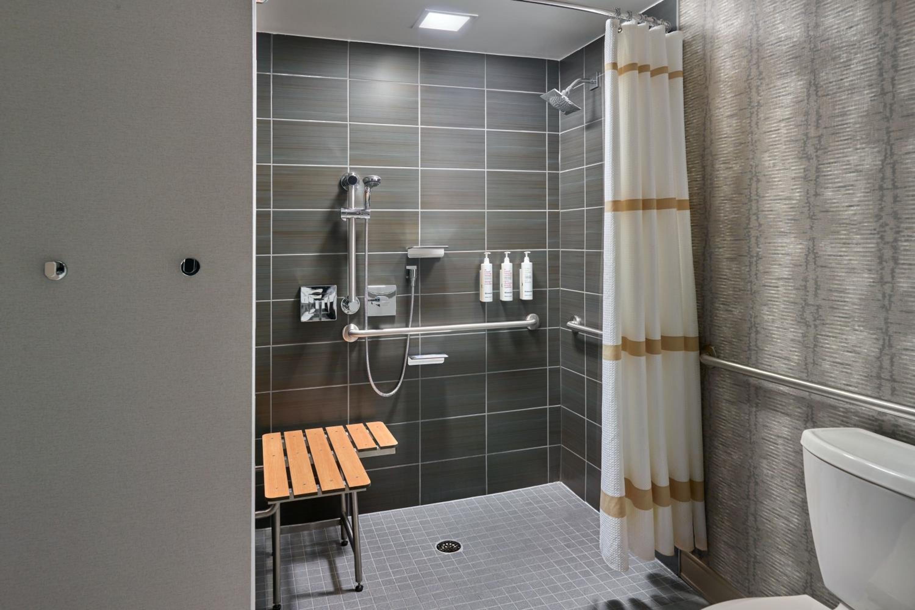 King Room with Adapted Tub - Mobility Accessible photo 3