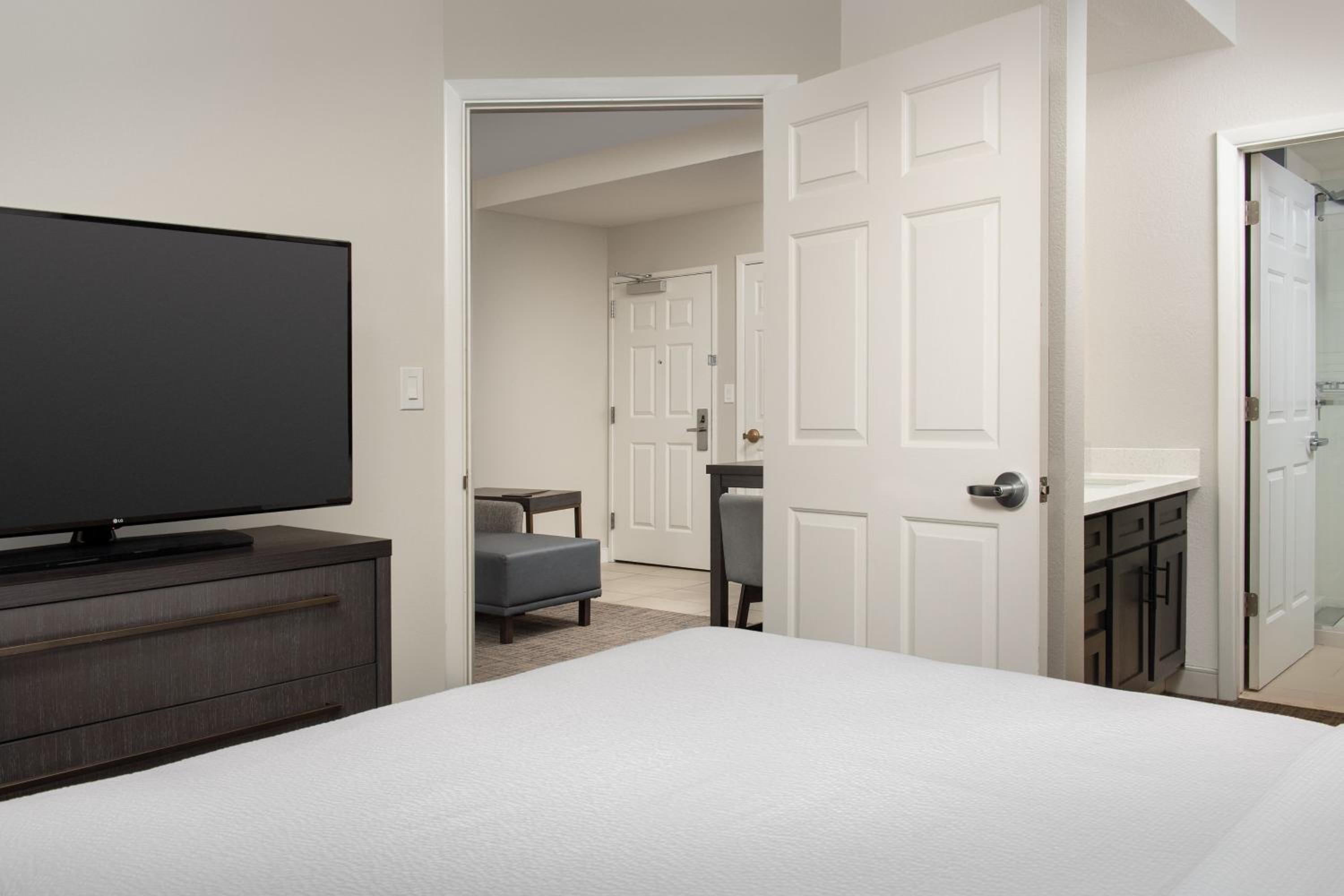 One Bedroom Queen Suite photo 2