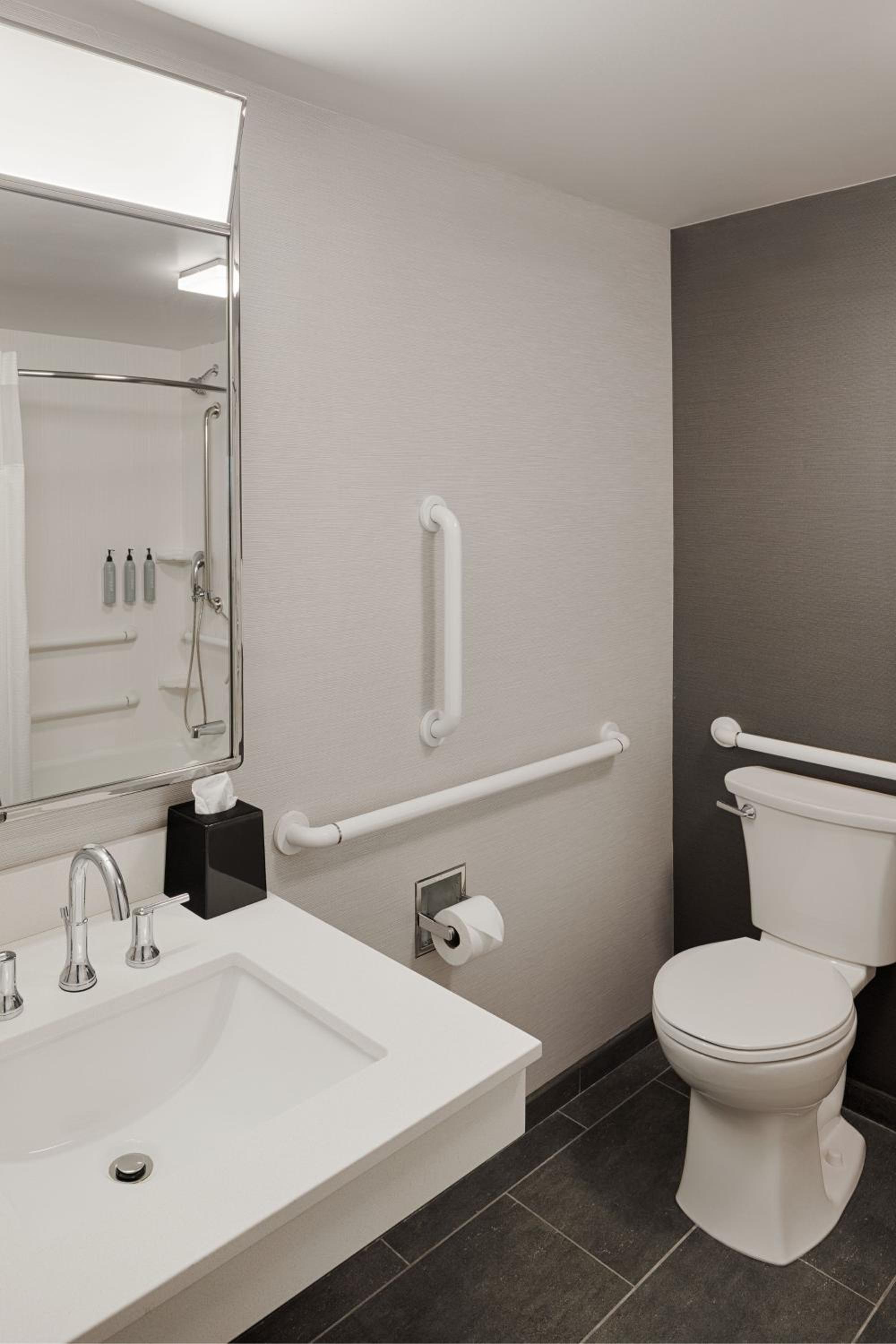 King Room with Sofa Bed - Photo 2