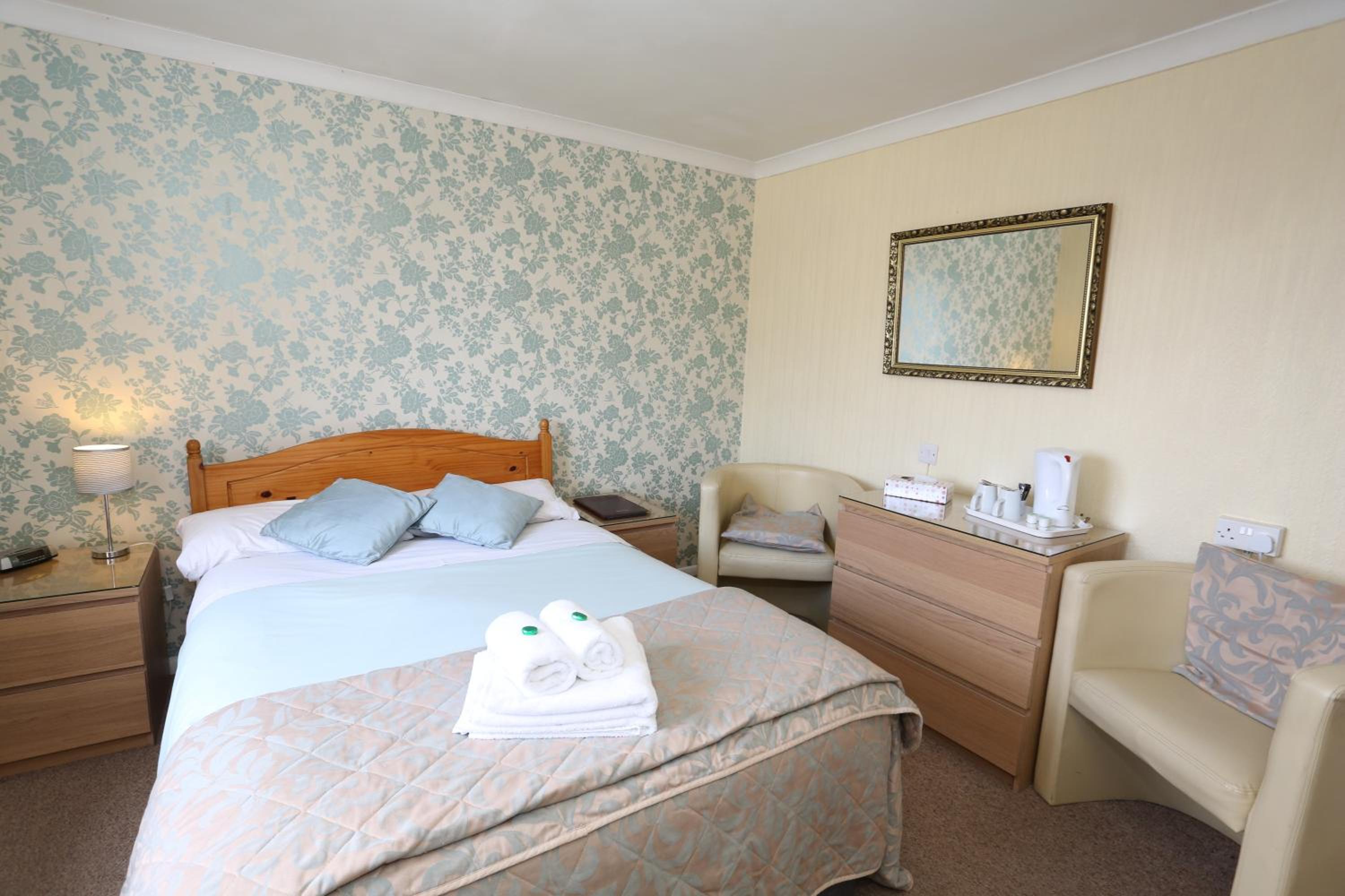 Double Room with Compact Bathroom - Photo 5