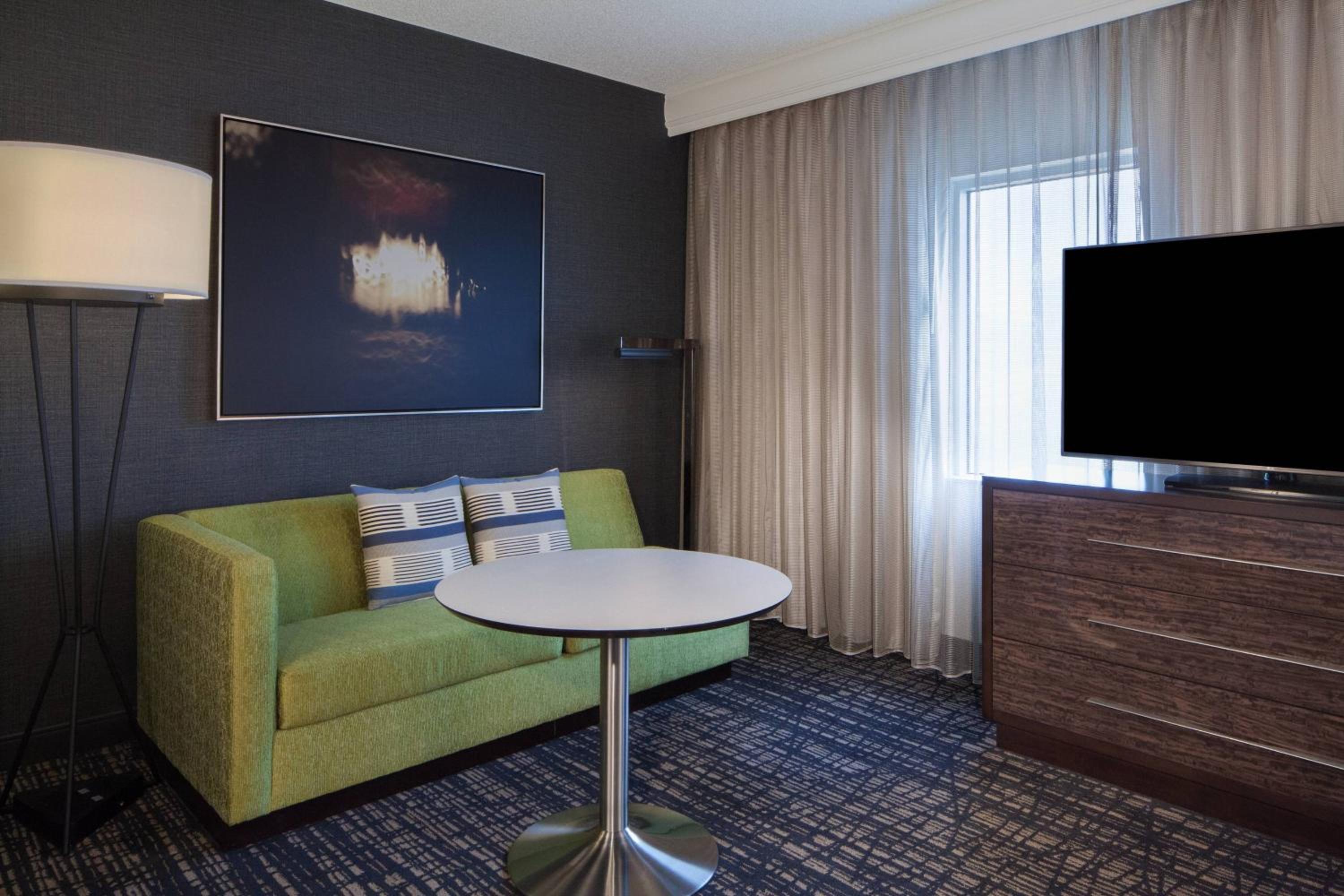 One-Bedroom Suite with Two Double Beds and Sofa Bed - High Floor photo 2