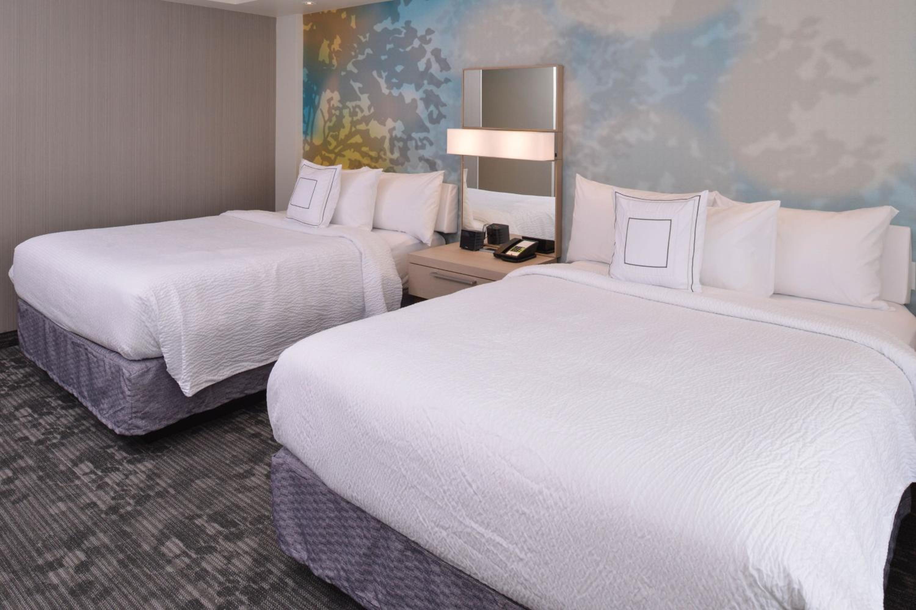 Queen Room with Two Queen Beds photo 2