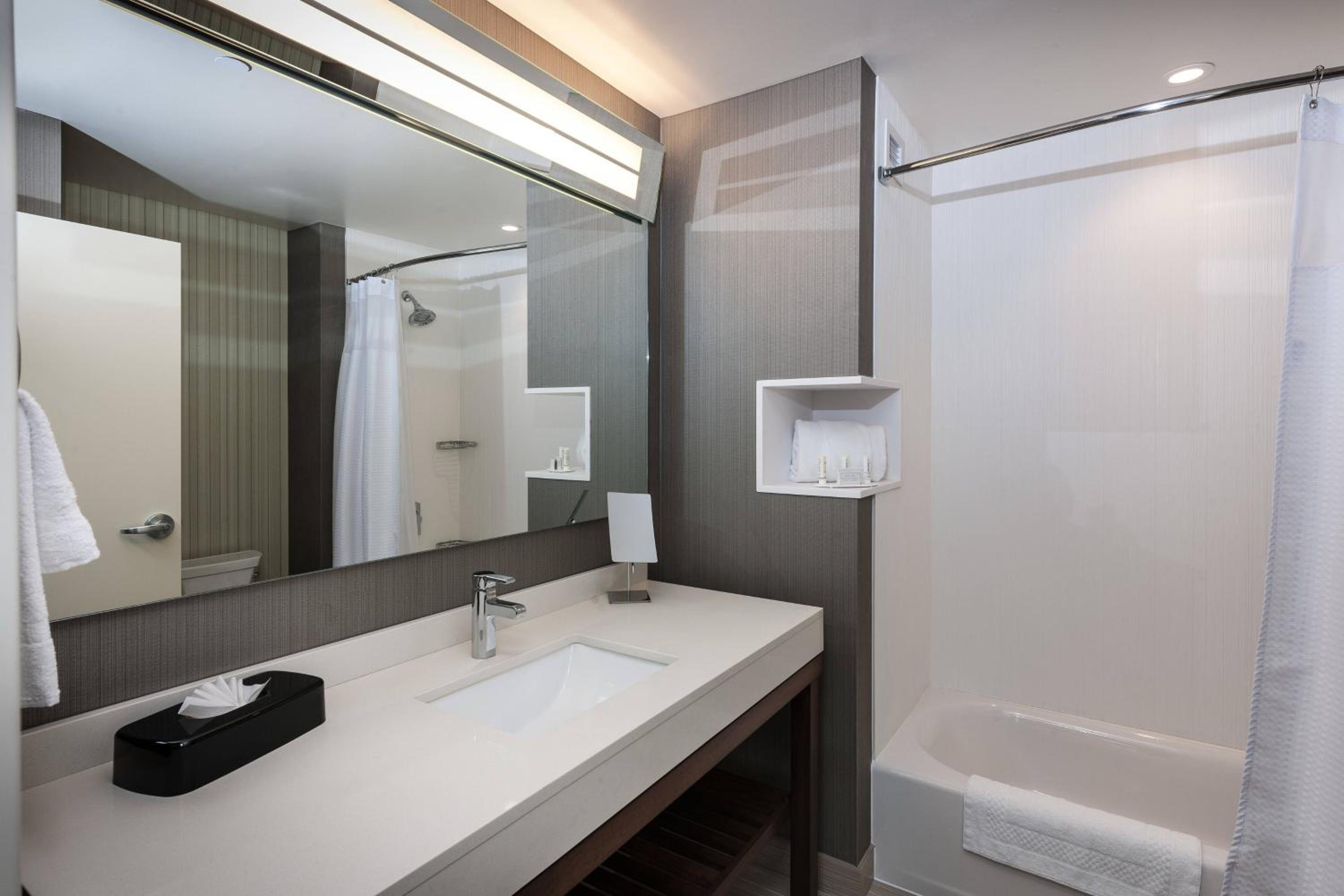 Queen Room with Two Queen Beds and Bathtub - Mobility Access/Hearing Accessible