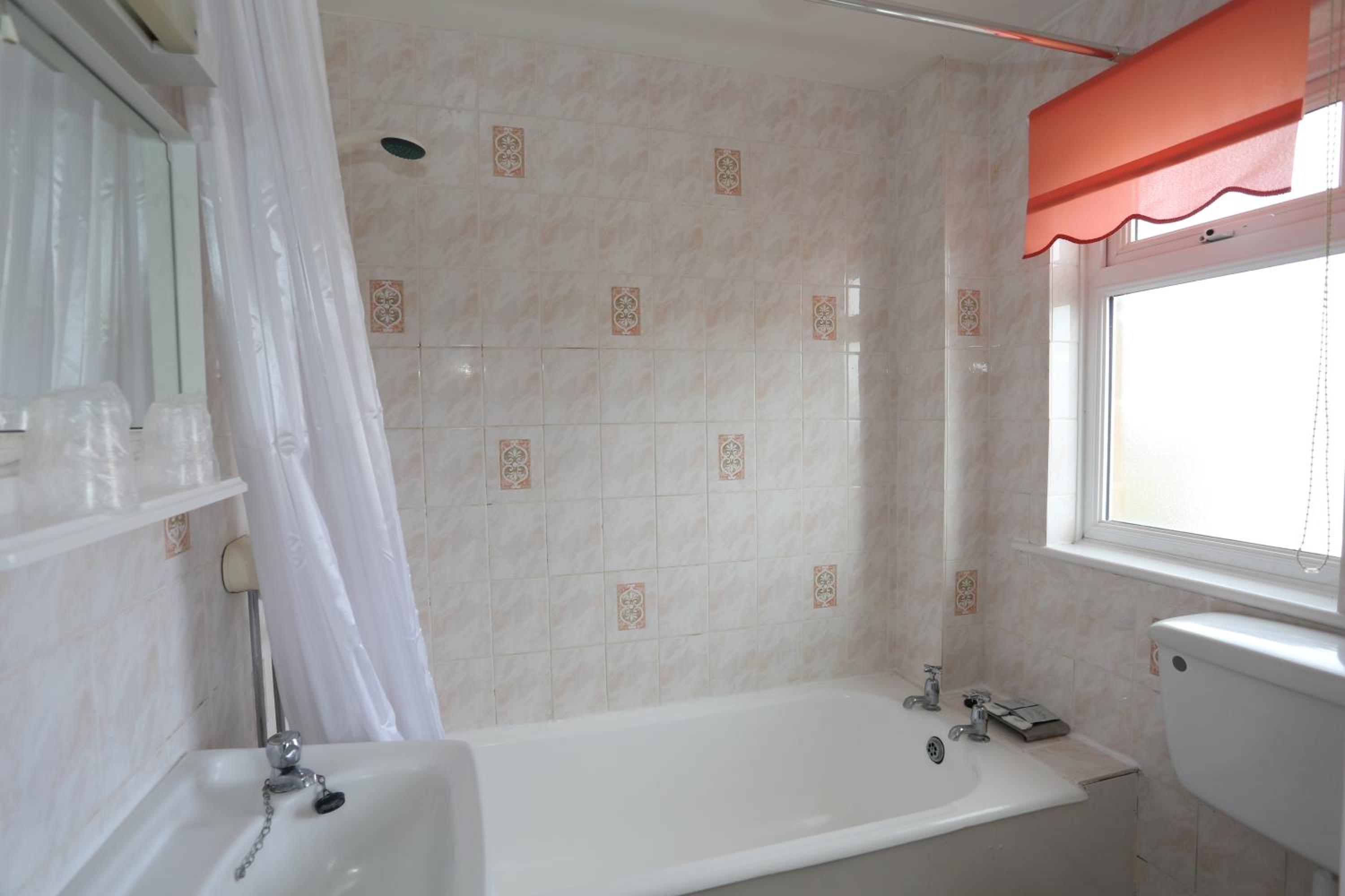 Double Room with Compact Bathroom - Photo 4