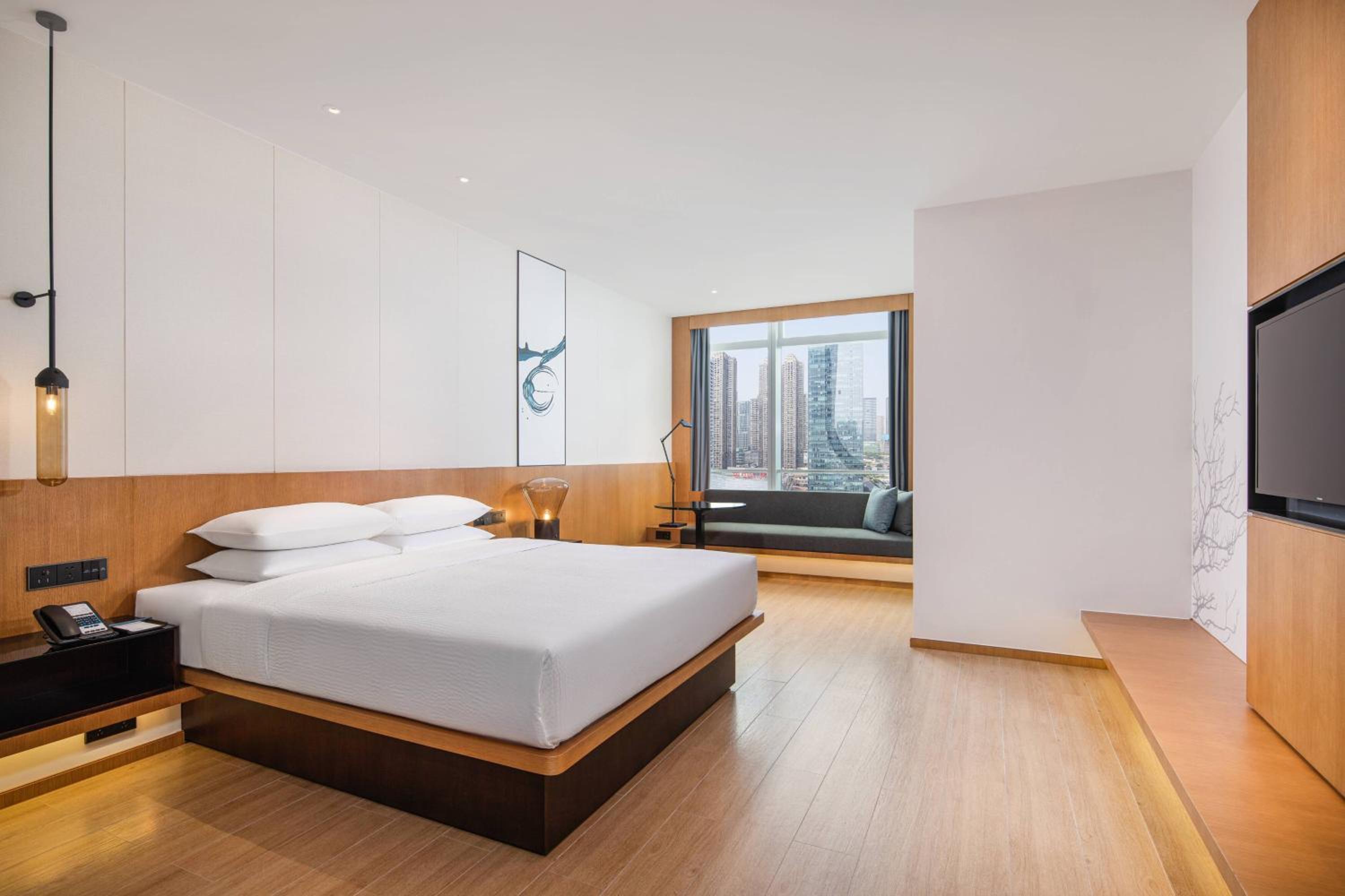 Deluxe King Room, Guest room, 1 King, City view photo 3