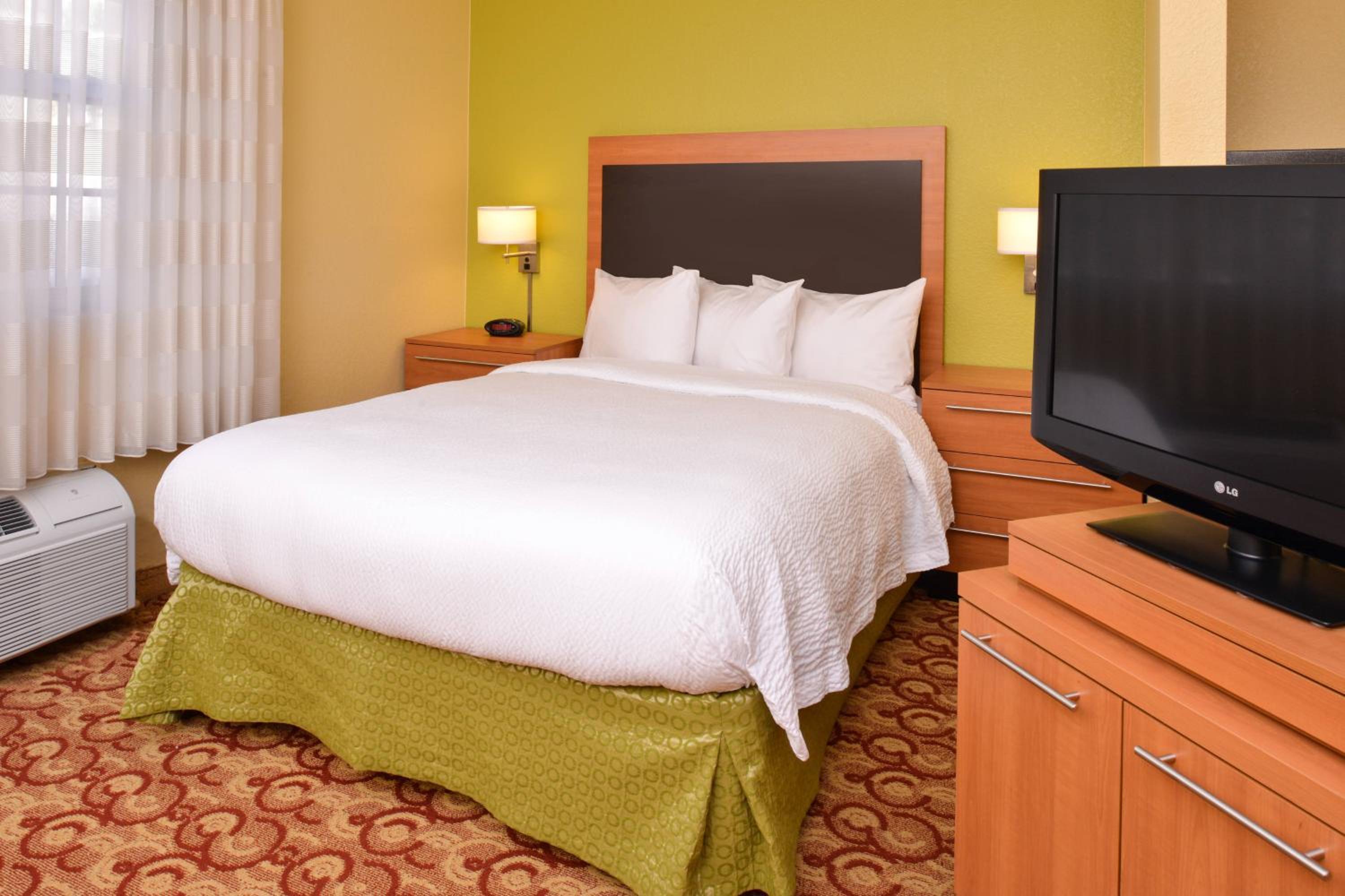 Queen Studio With Sofa Bed And Transfer Shower - Mobility And Hearing Accessible