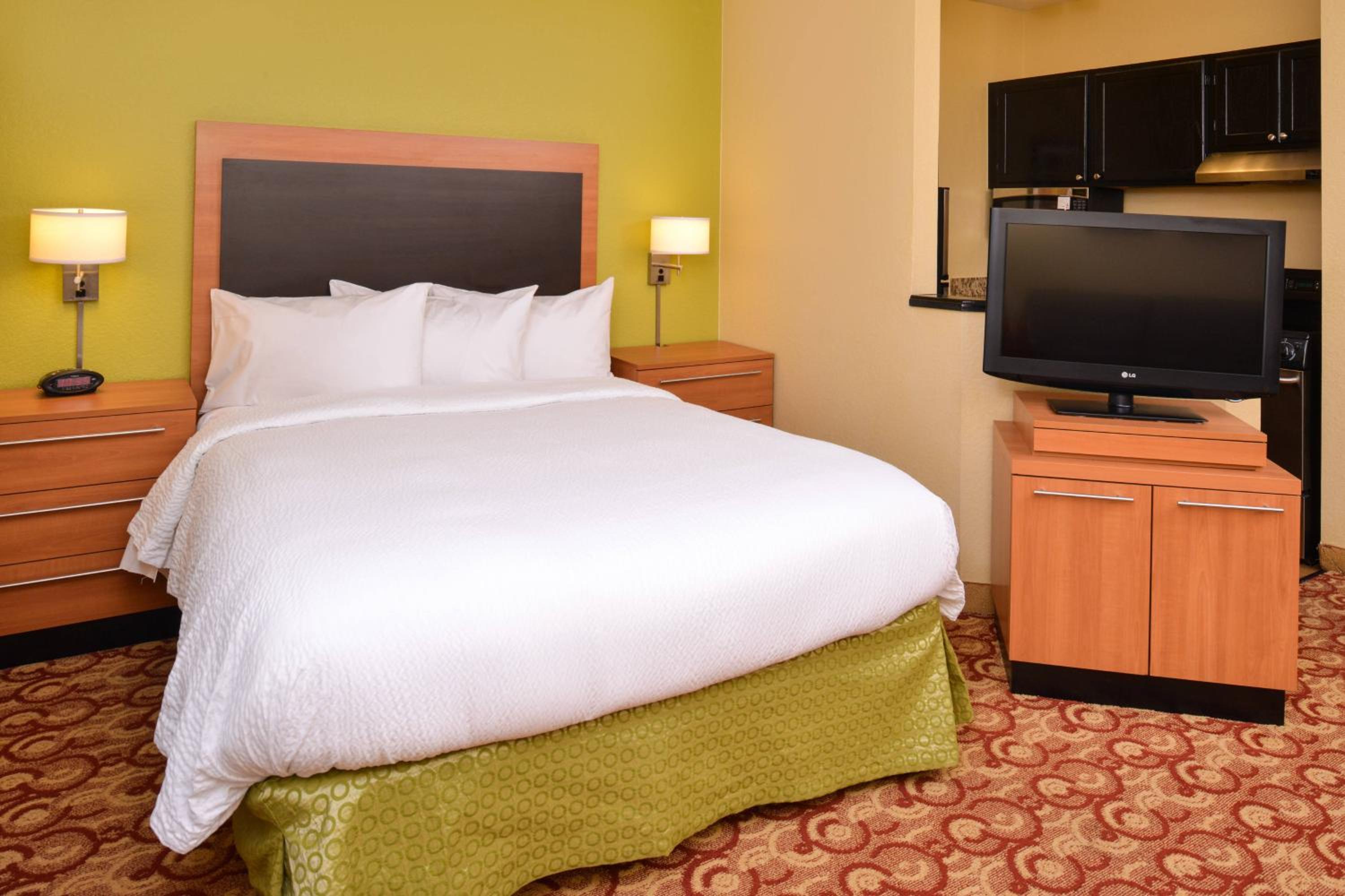 Queen Studio With Sofa Bed And Transfer Shower - Mobility And Hearing Accessible photo 2