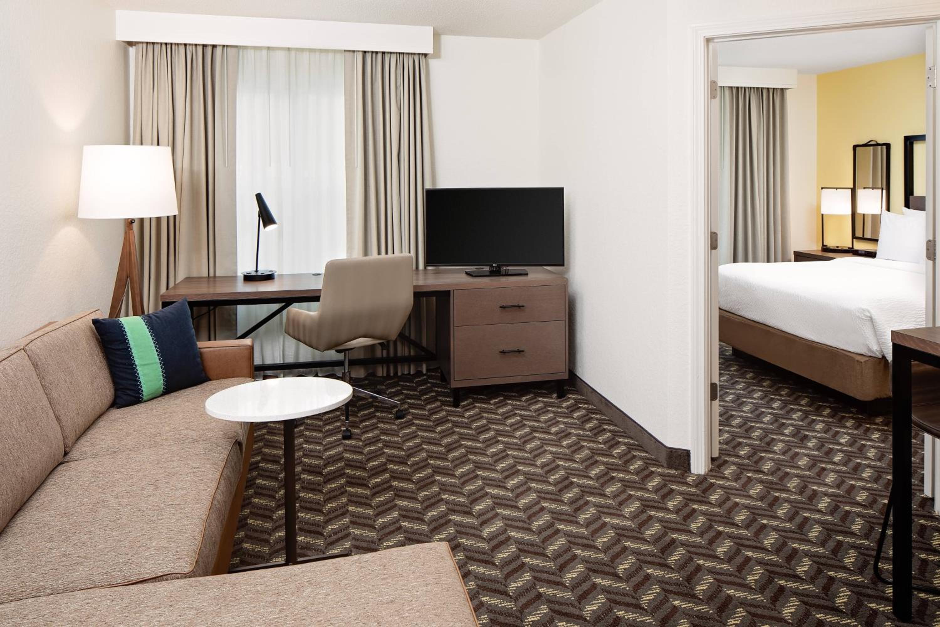 One-Bedroom Suite - Photo 6