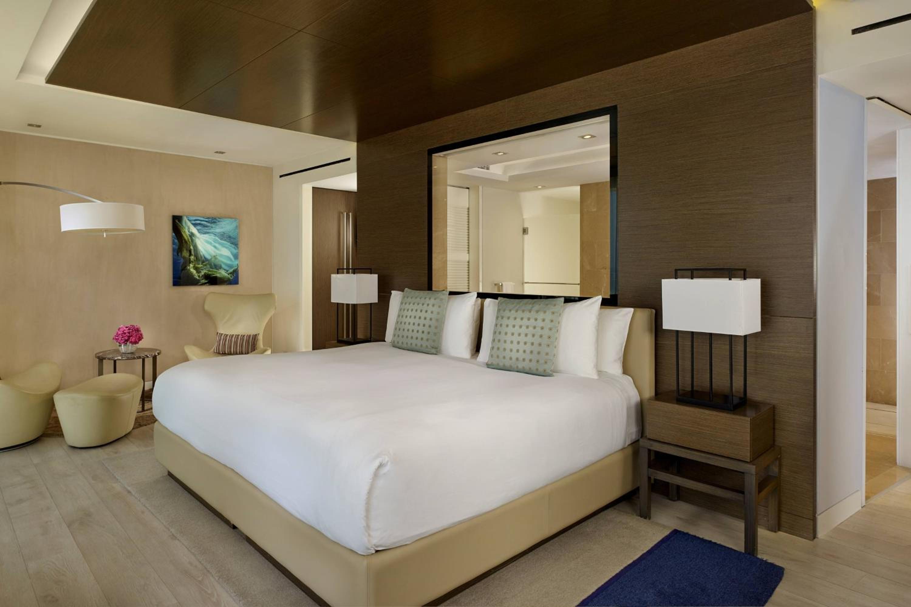 Deluxe Marina View, Larger room, 1 King, Balcony