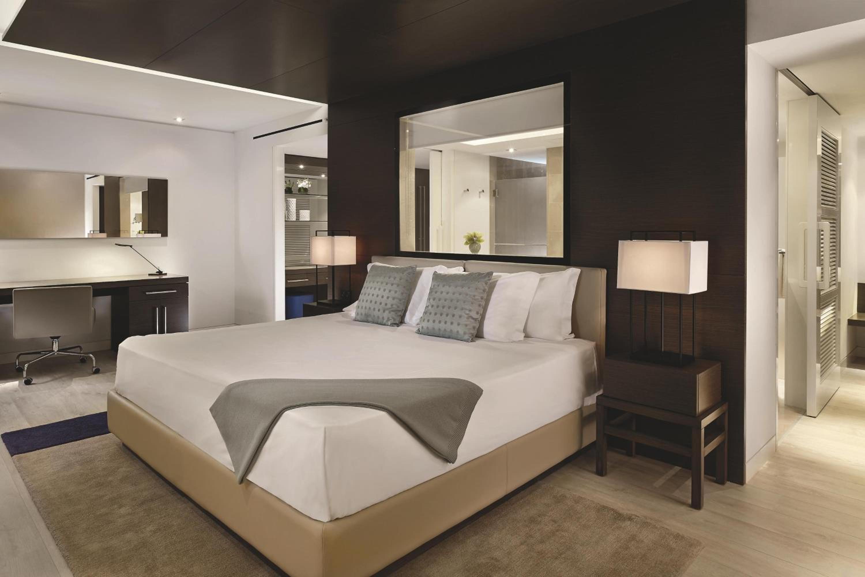 Deluxe Marina View, Larger room, 1 King, Balcony