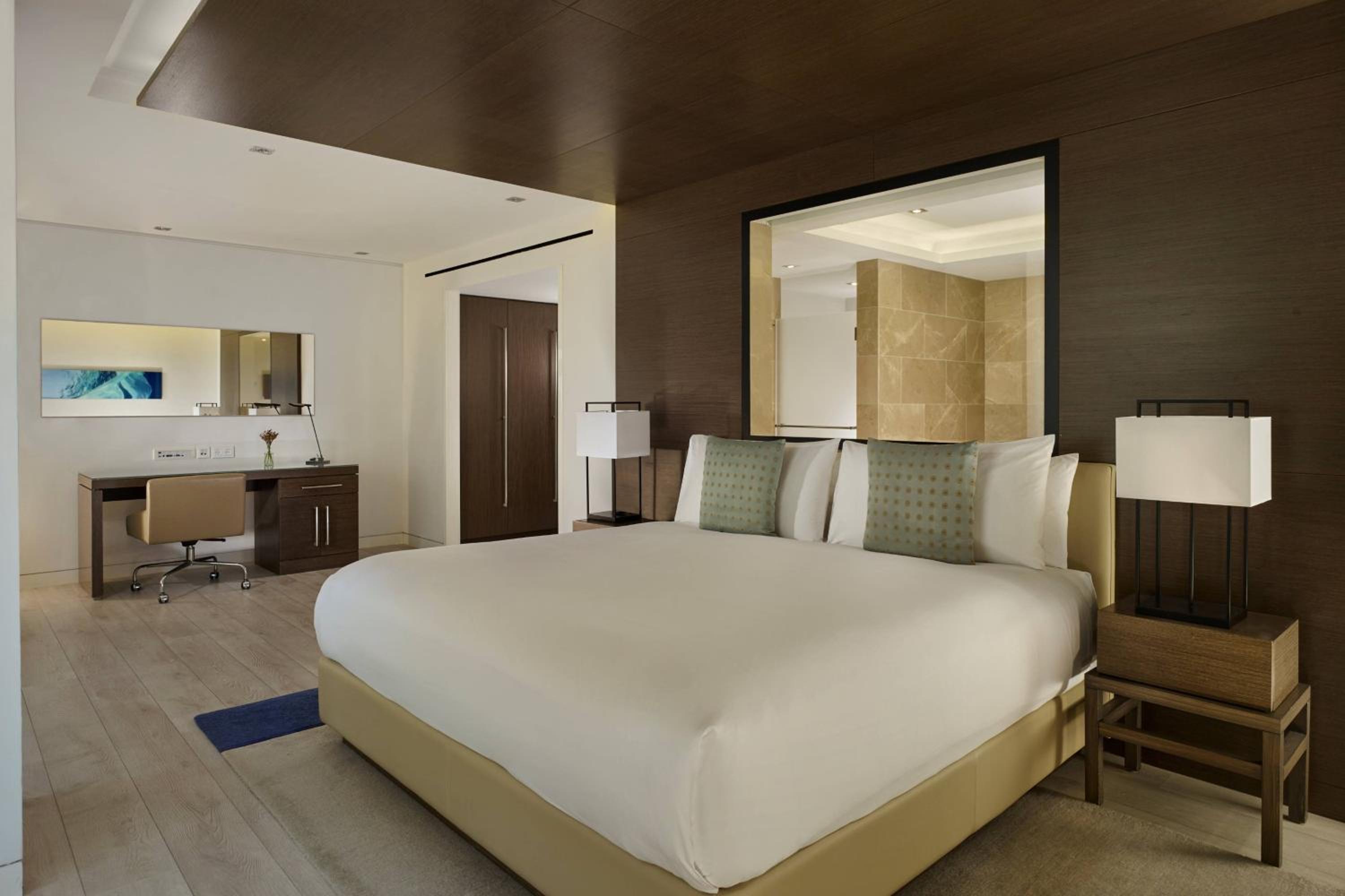 Deluxe Sea View, Larger room, 1 Queen, Balcony