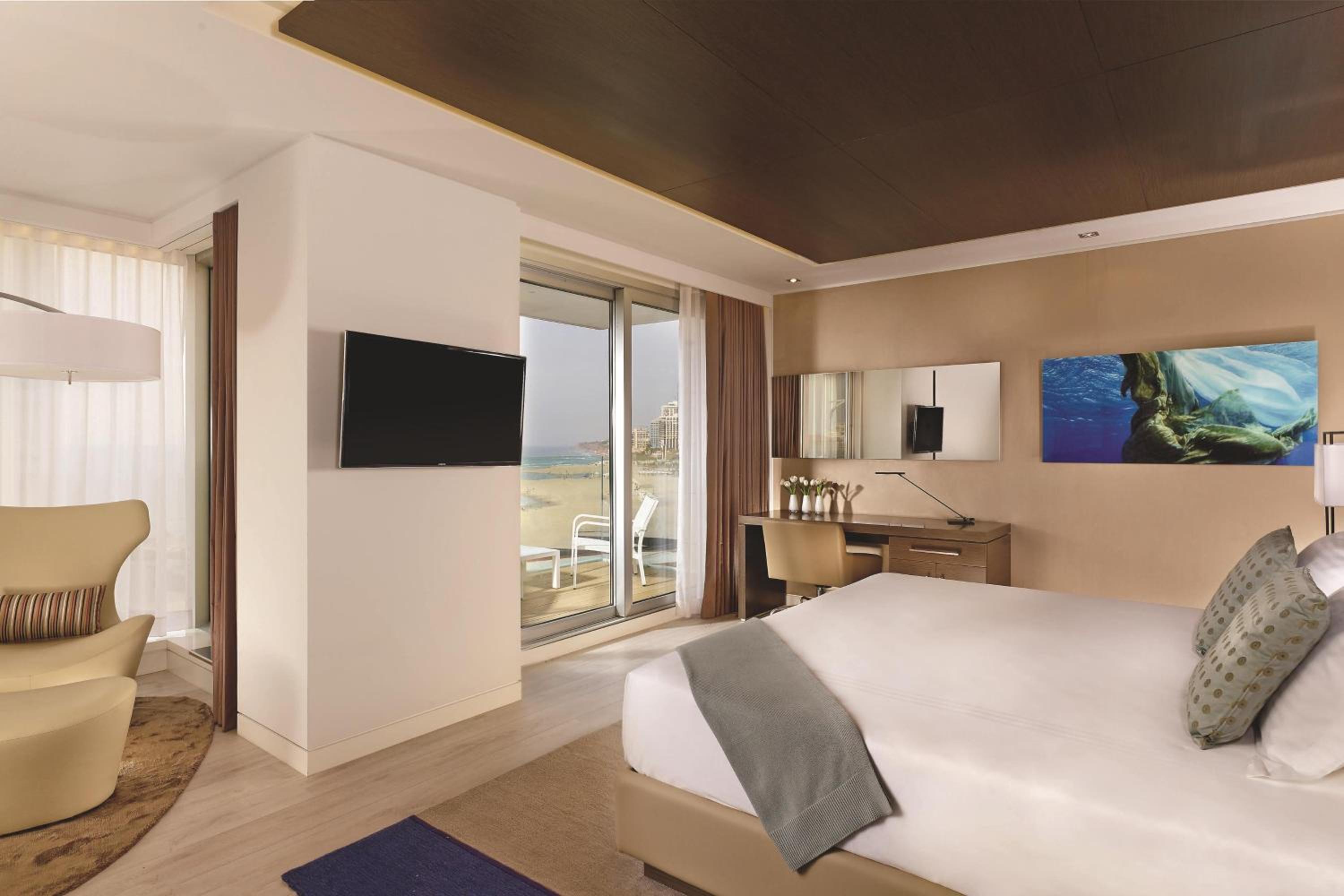 Deluxe Sea View, Larger room, 1 Queen, Balcony