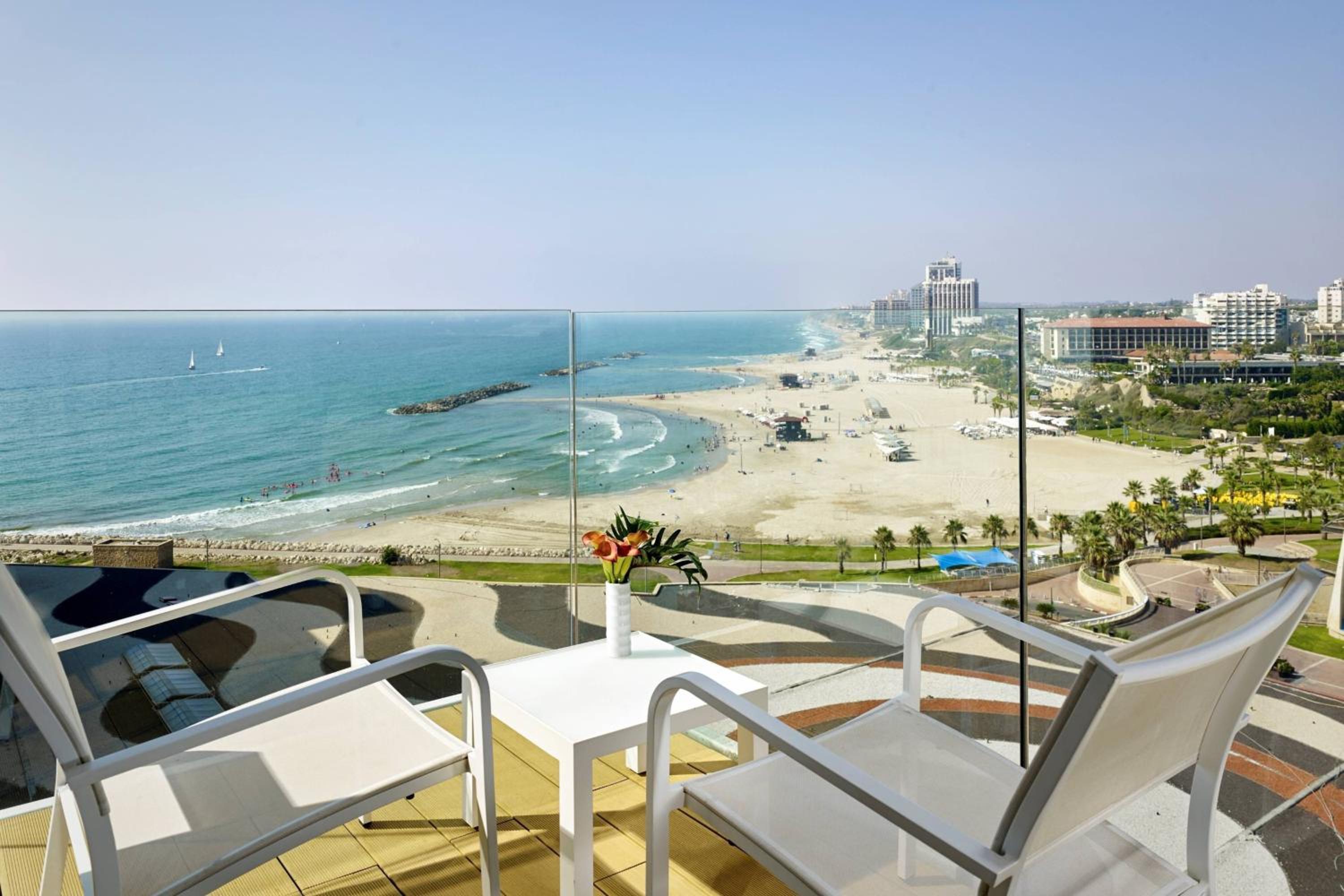 Two Bedroom Suite, Sea view, 1 King and Queen, Balcony