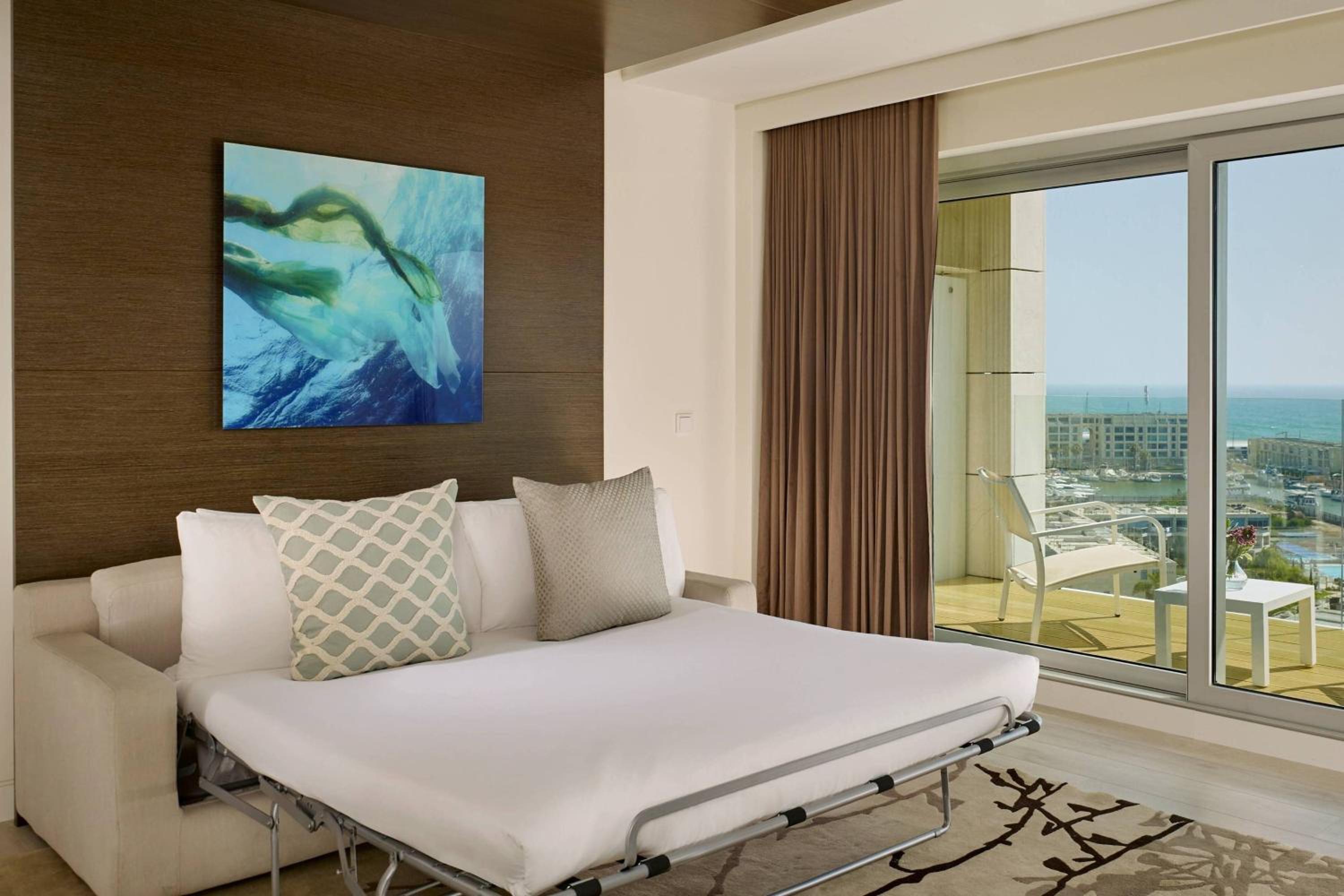 Family suite, Sea view, 1 King, Balcony thumbnail 6