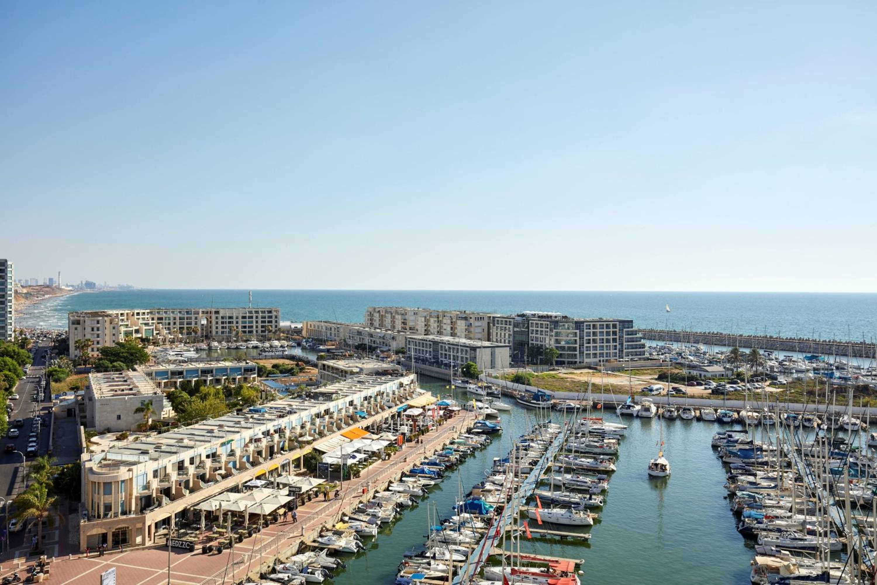 Executive Suite, Marina view, 1 King, Balcony thumbnail 5