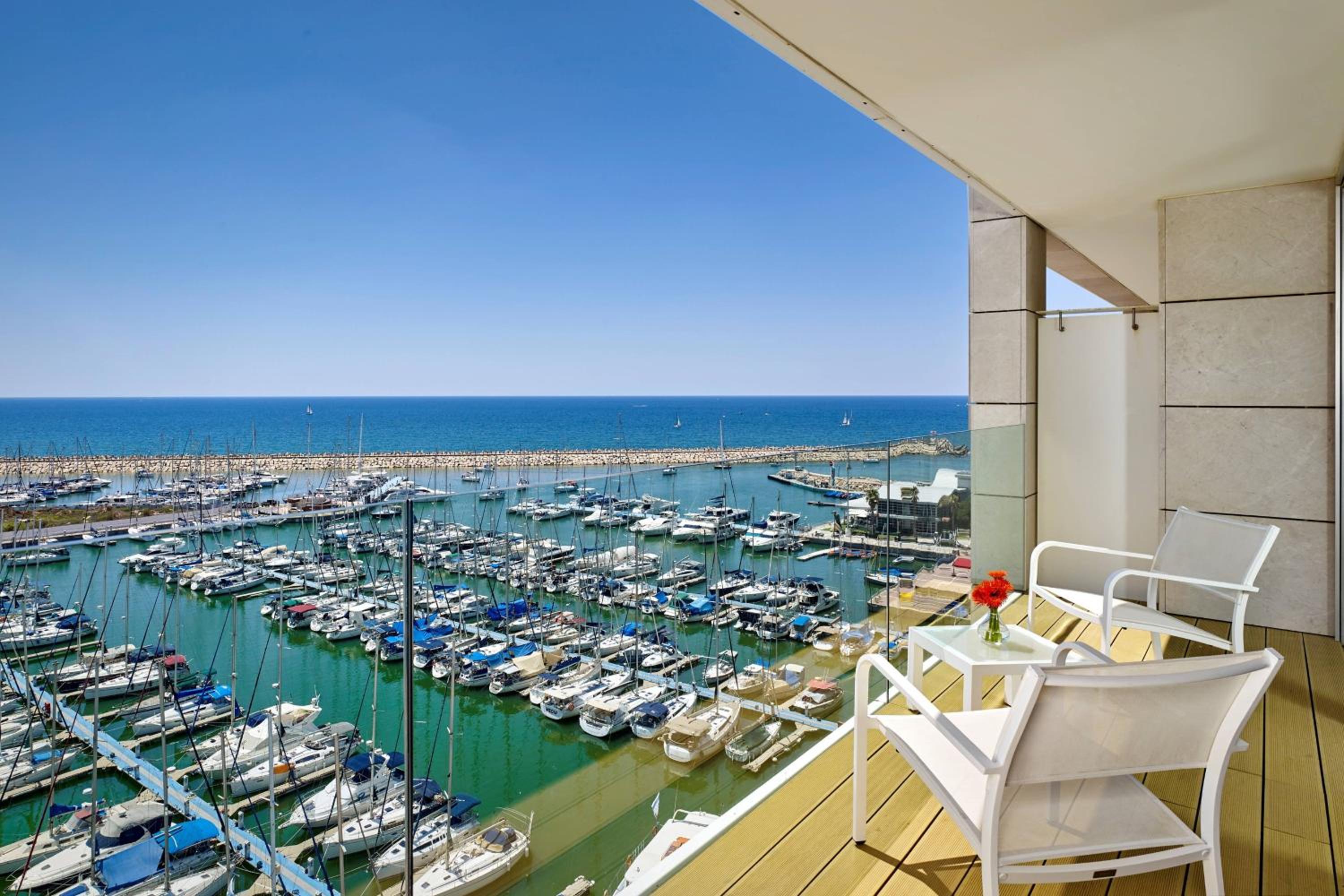 Executive Suite, Marina view, 1 King, Balcony thumbnail 6