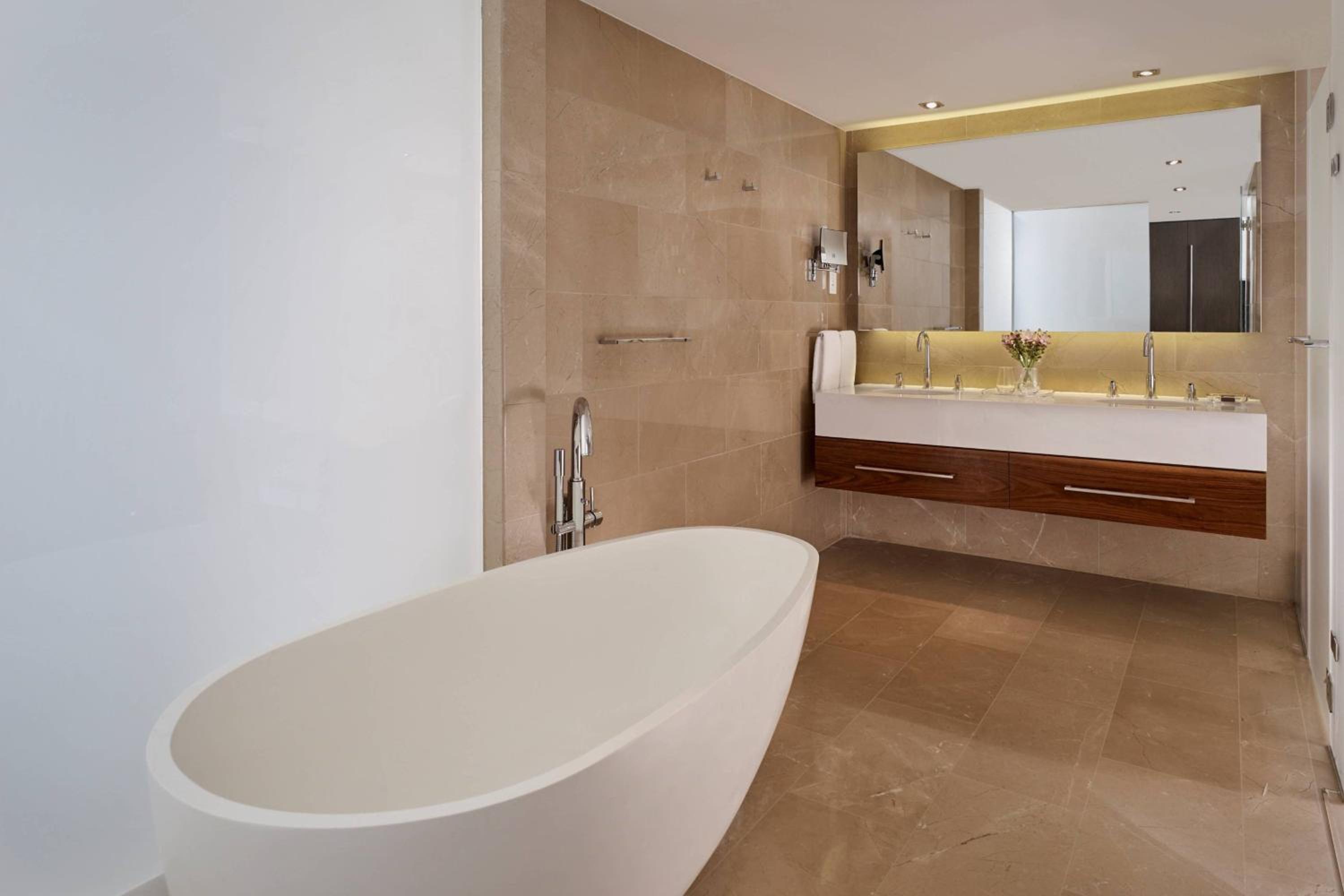 One-Bedroom Suite, Sea View, 1 king, Balcony