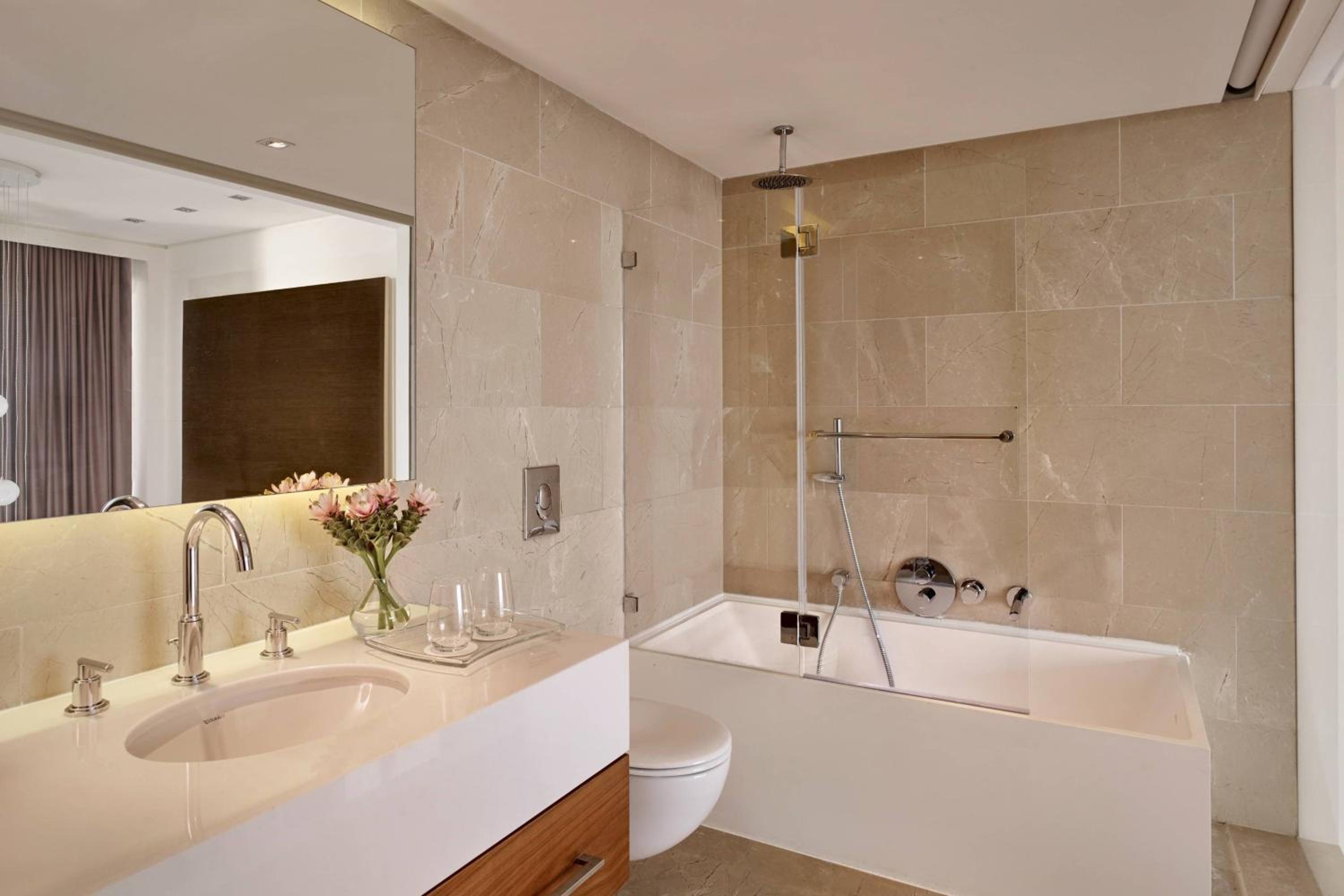 Duplex Suite, Bi-level Suite, 1 Queen, Marina view, Balcony thumbnail 5