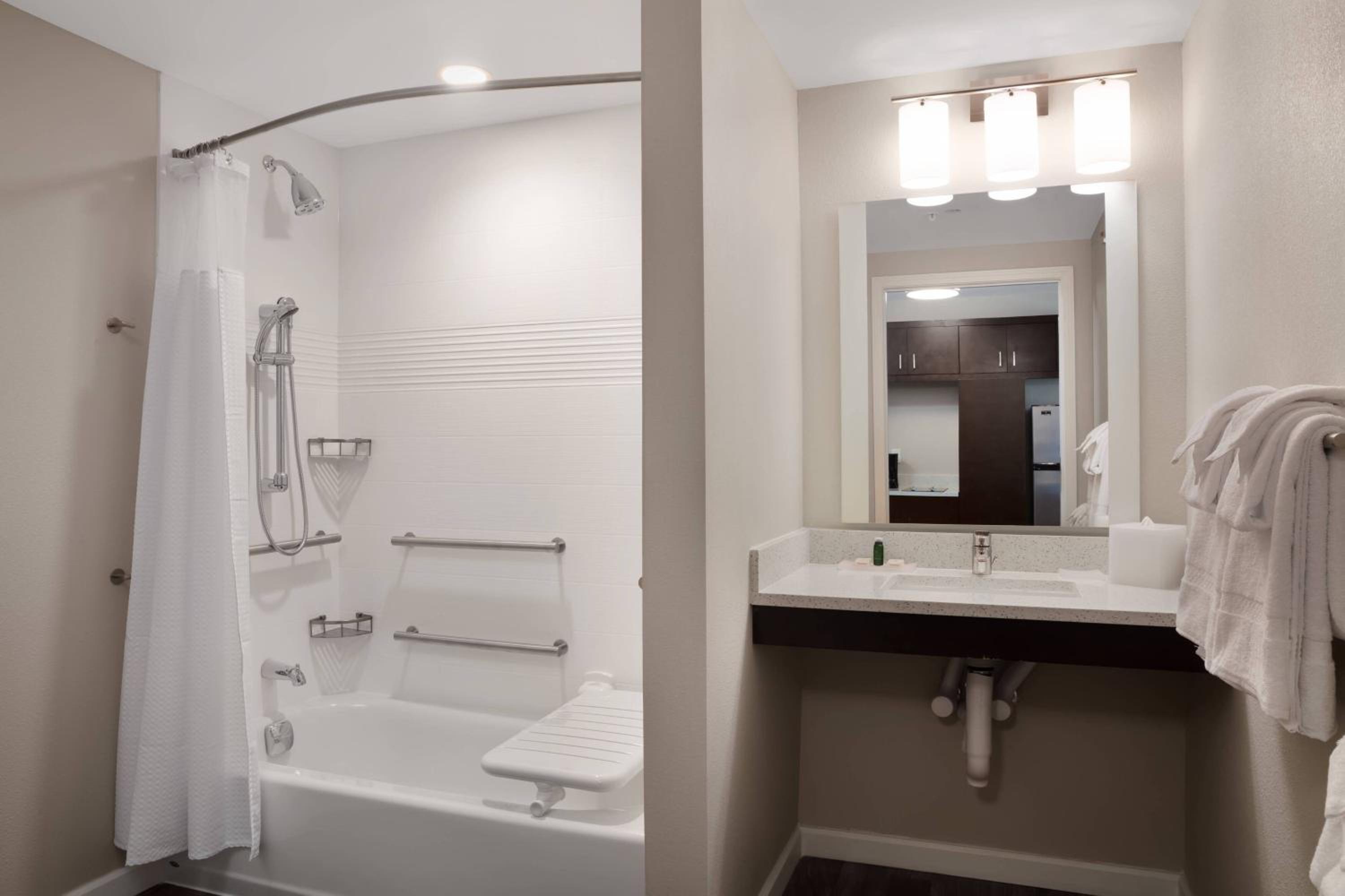 King Studio with Sofa Bed and Adapted Tub - Mobility Accessible