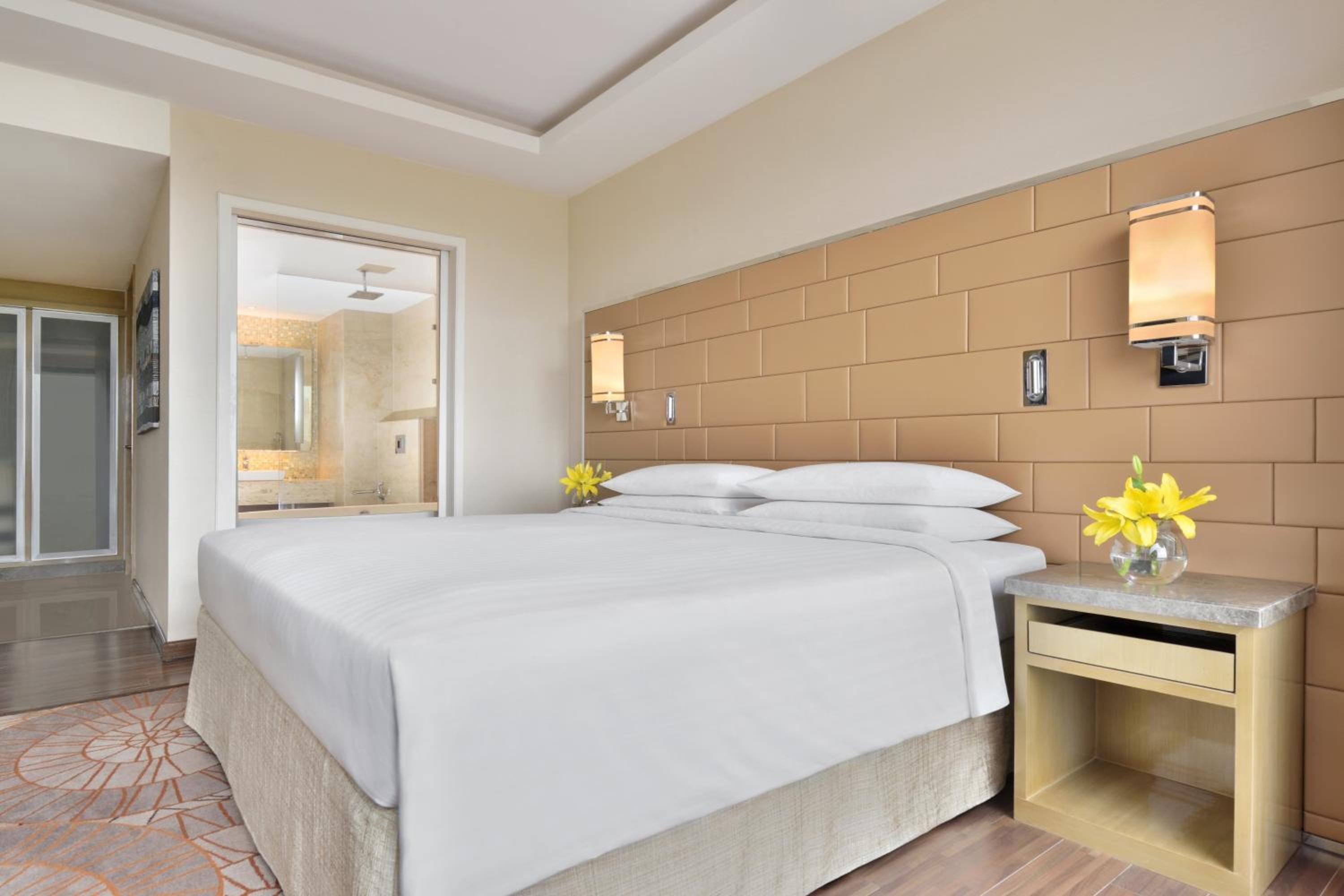 Executive King Suite with Lake View and Lounge Access photo 3