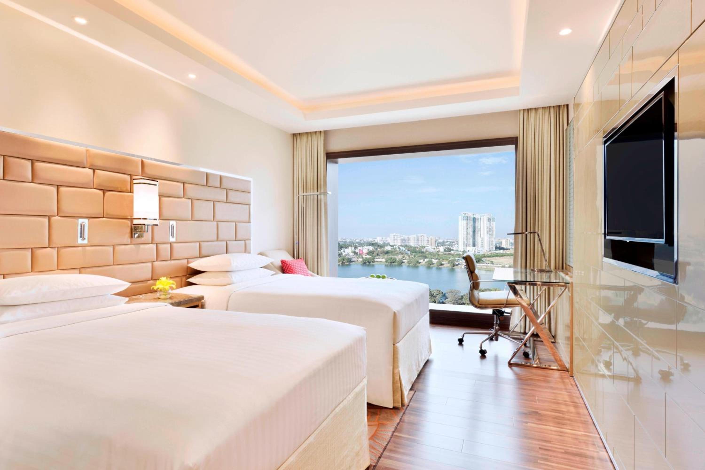 Executive Twin Room with Lounge Access photo 2