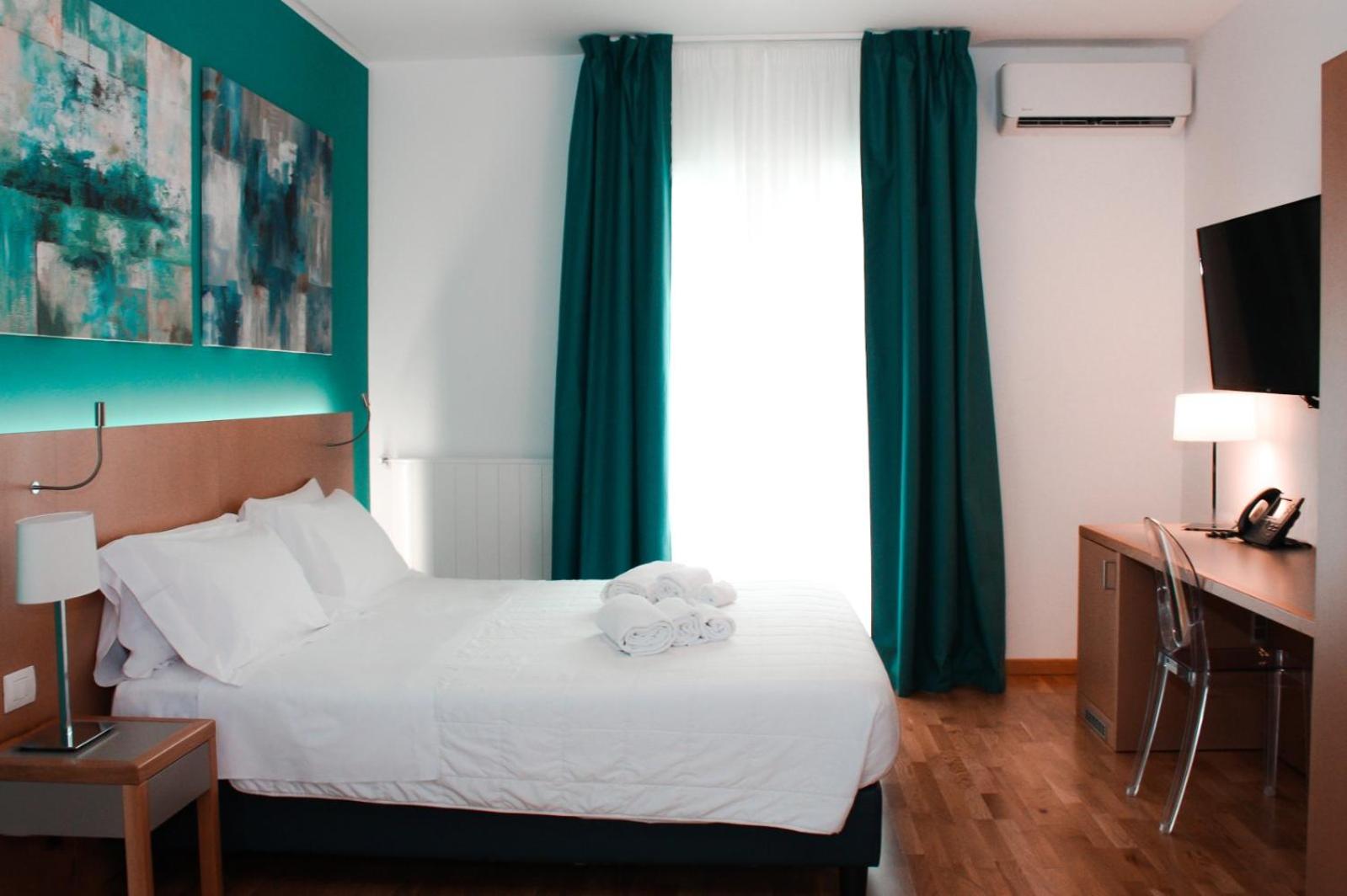 Deluxe Room - Photo 9