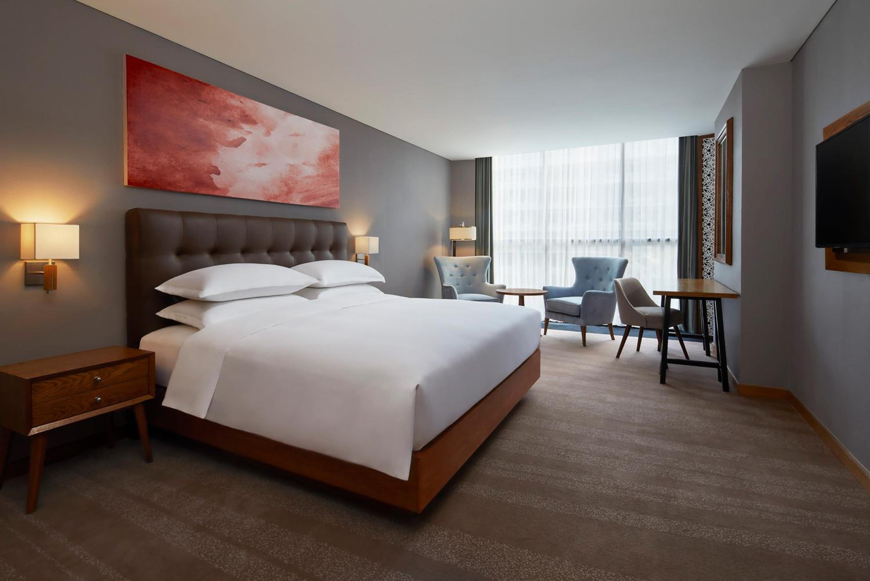 Deluxe Premium Corner King Room with Pool View and Free Airport Shuttle Transfer - Photo 3