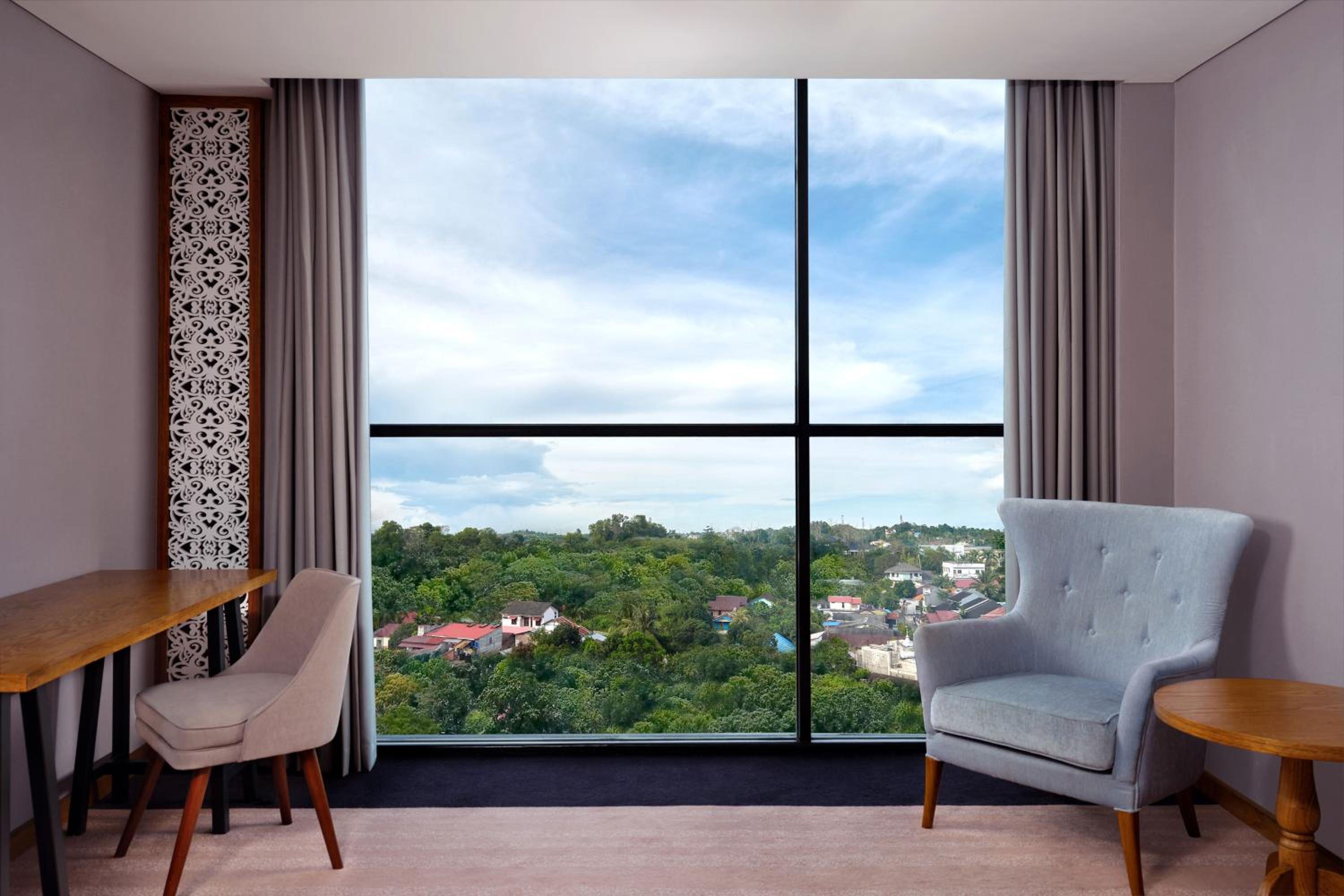 Deluxe King Room with Free Airport Shuttle Transfer - Photo 2