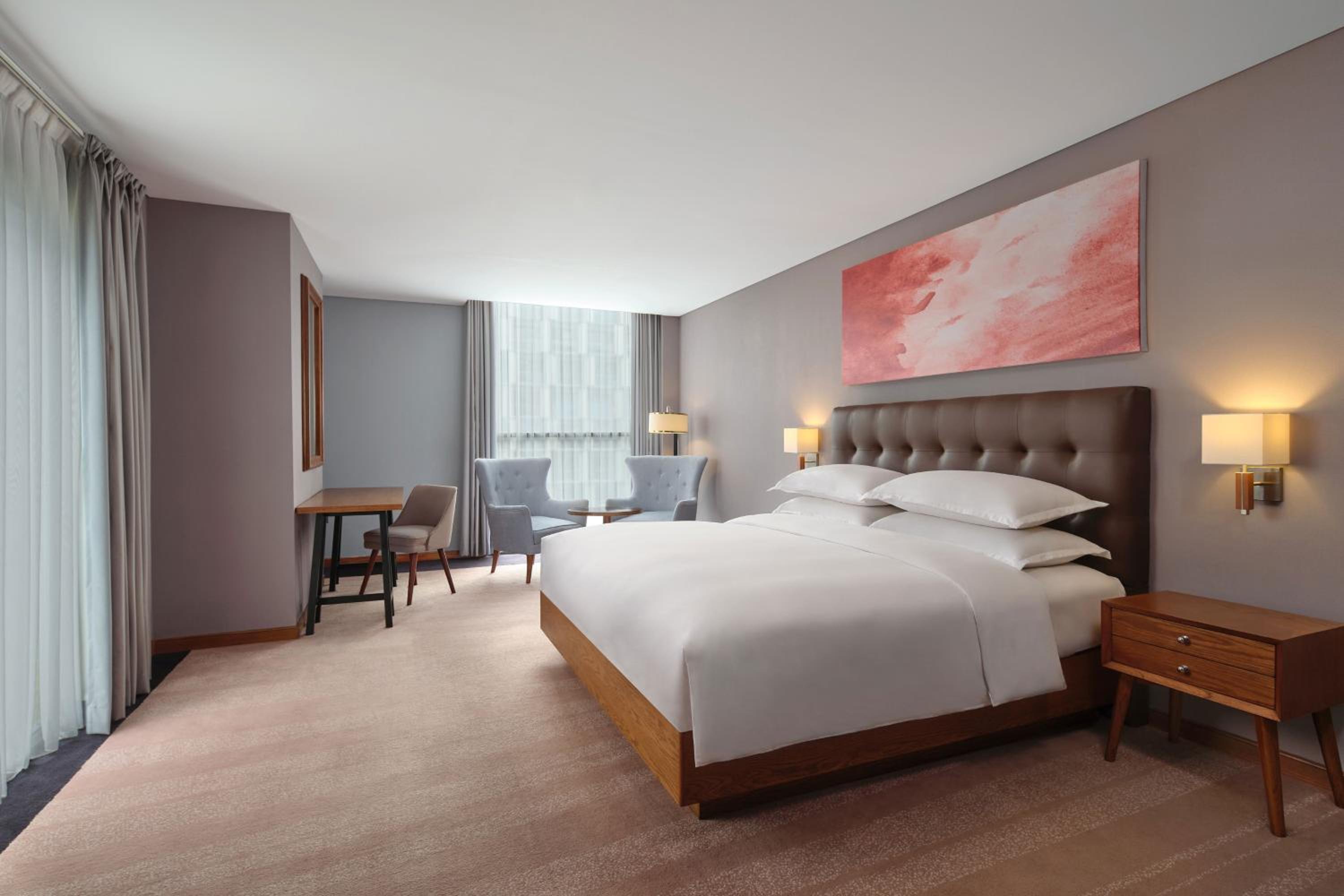 Deluxe Premium Corner King Room with Pool View and Free Airport Shuttle Transfer - Photo 1