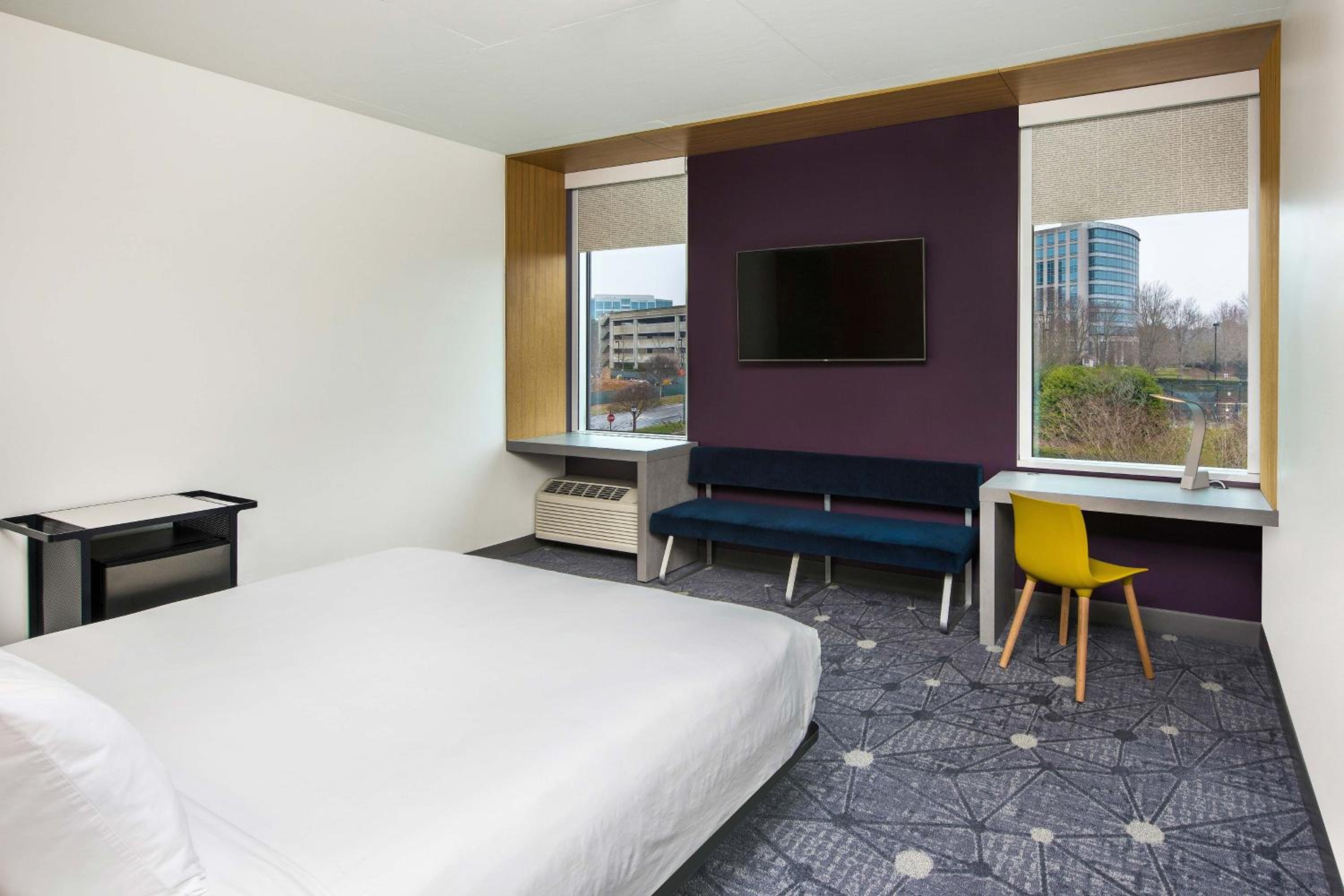 King Room with Adapted Tub - Mobility and Hearing Accessible - Photo 7