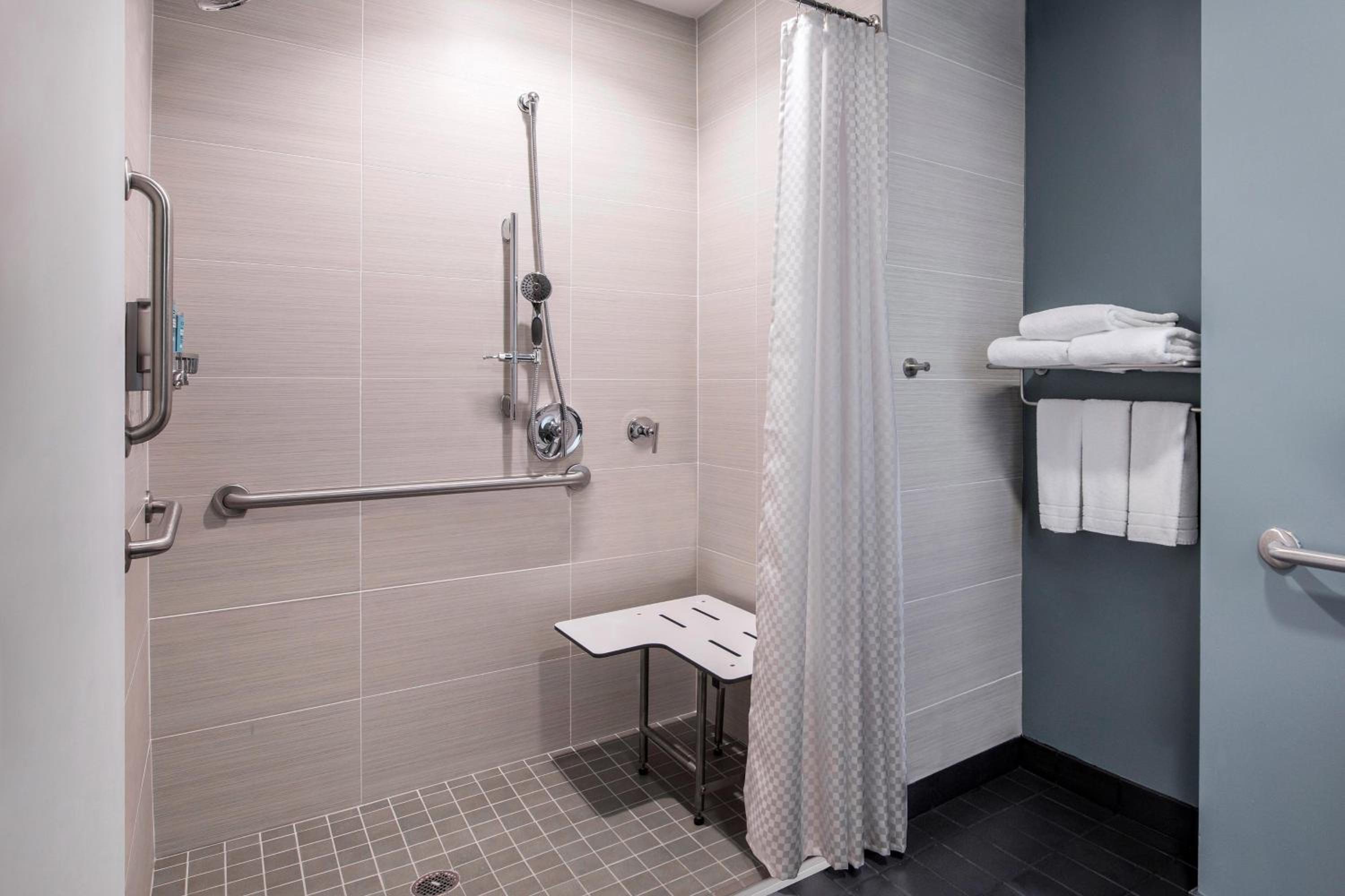 Queen Room with Two Queen Beds - Hearing Accessible - Photo 3