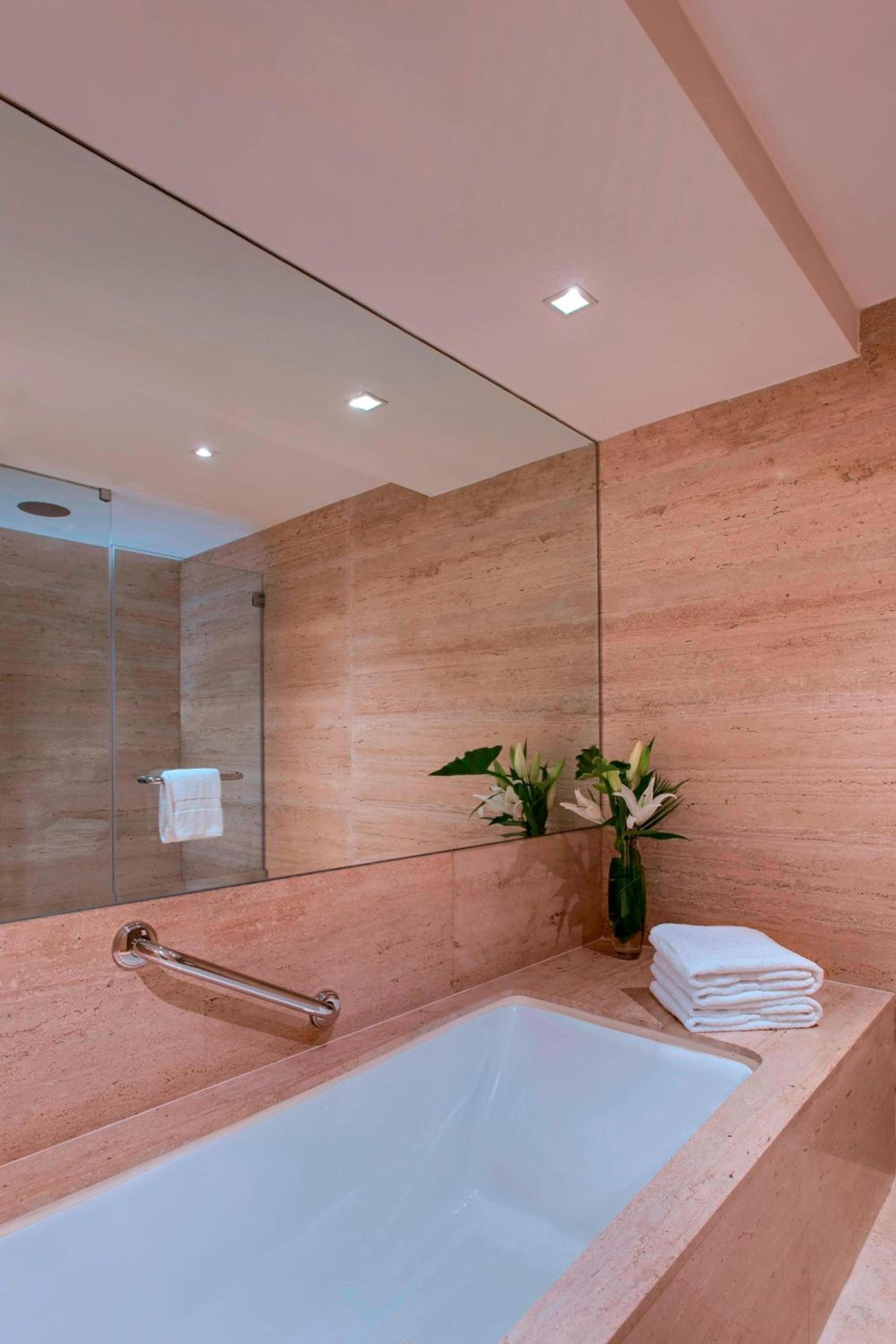 Luxury Suite, Suite, 1 King - Photo 4