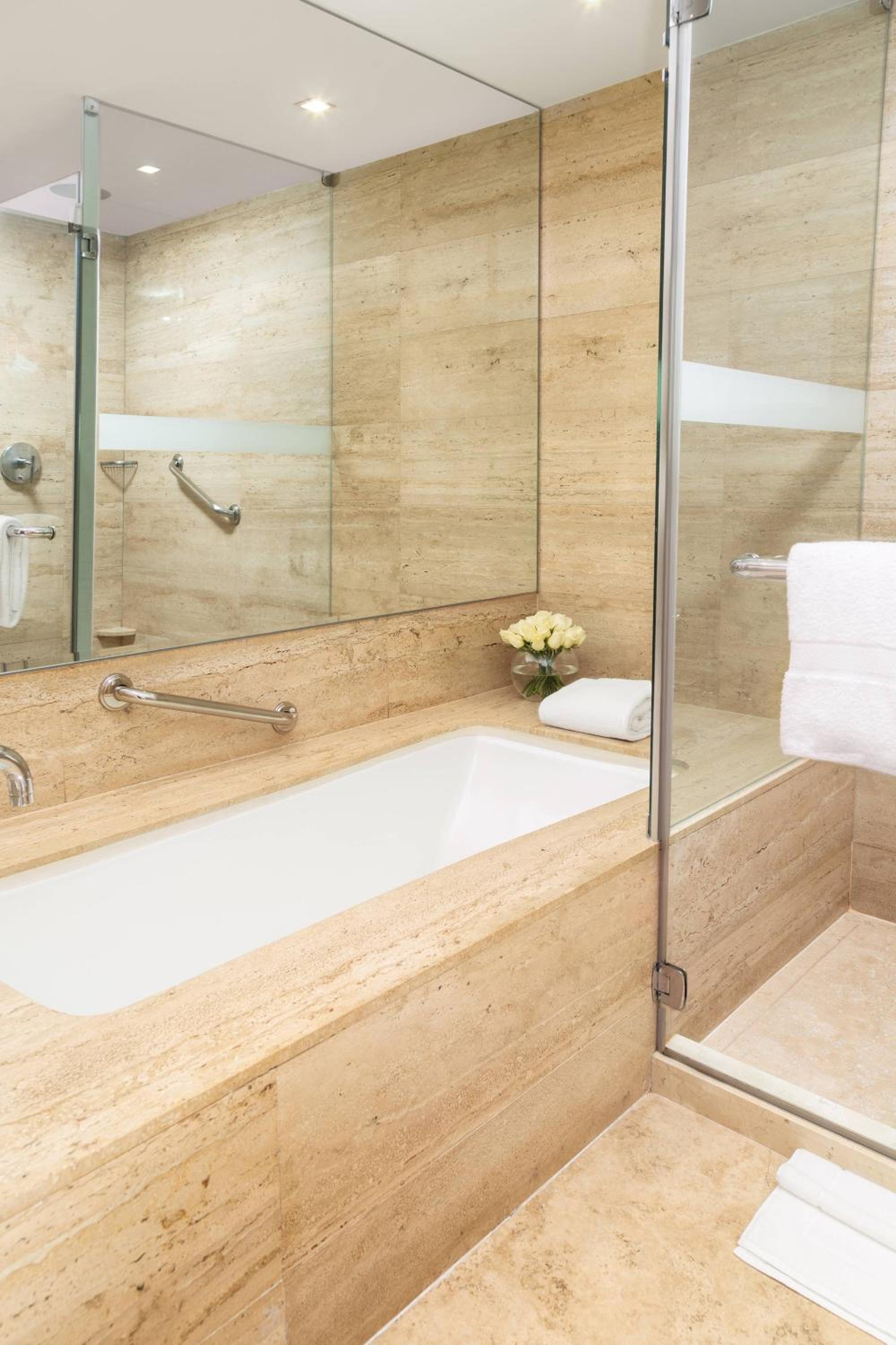 Imperial One-Bedroom King Suite with City View photo 3
