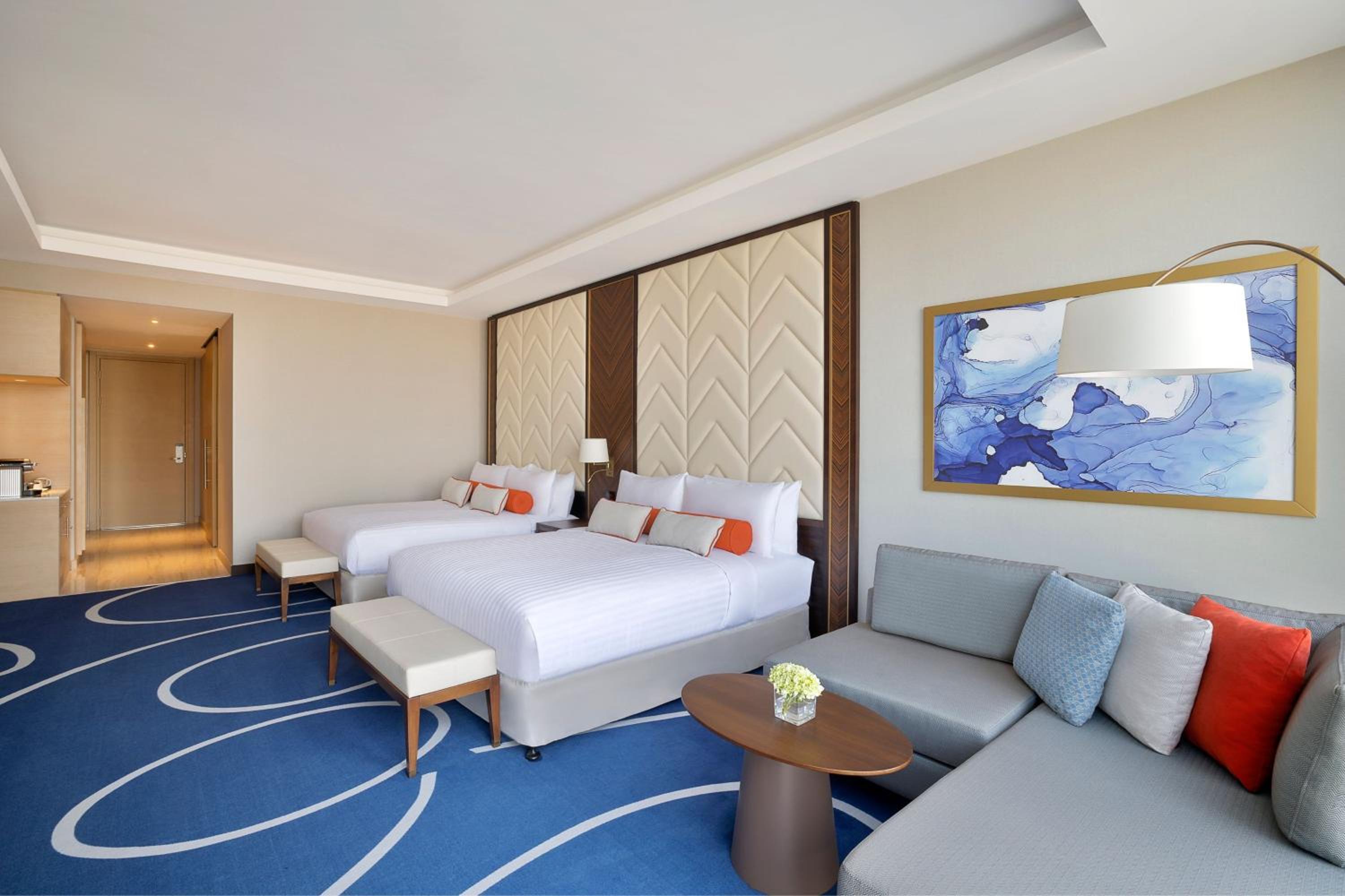 Premium Double Room with Two Double Beds and City View - Photo 3