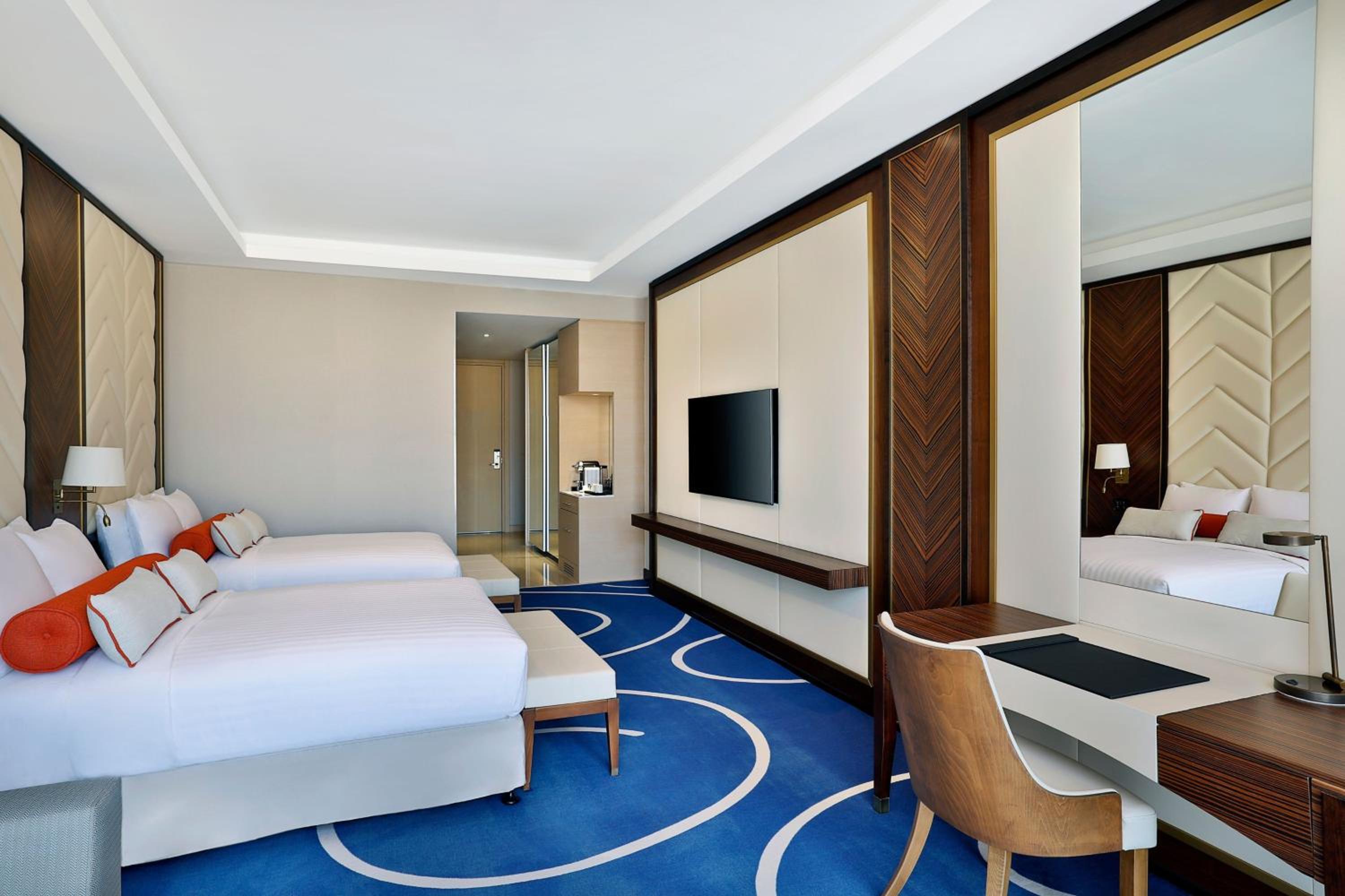 Grand Deluxe Double Room with Two Double Beds and City View - Photo 4