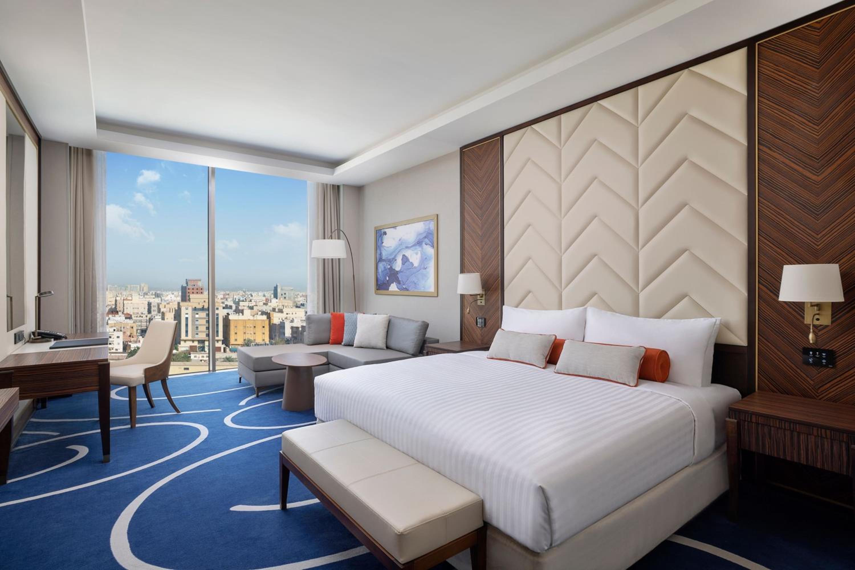 Grand Deluxe King Room with City View - Photo 3
