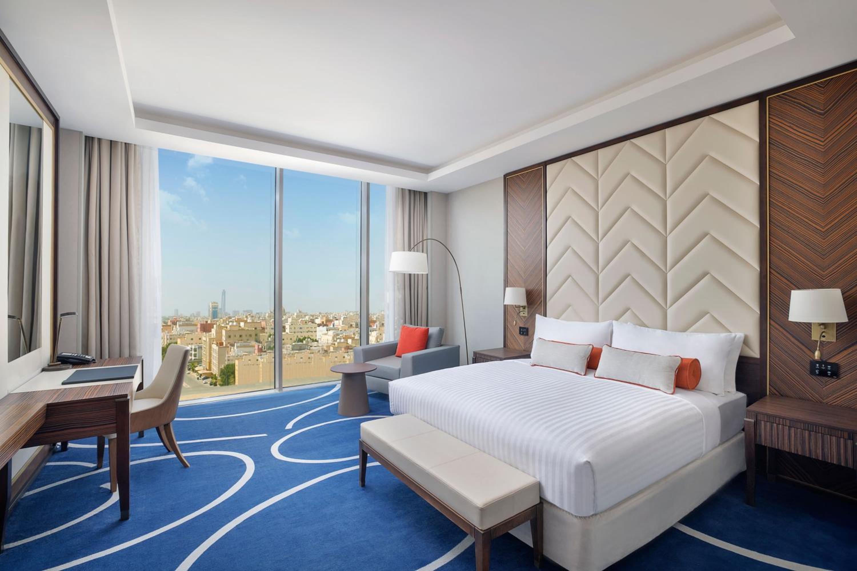 Deluxe King Room with City View - Photo 2