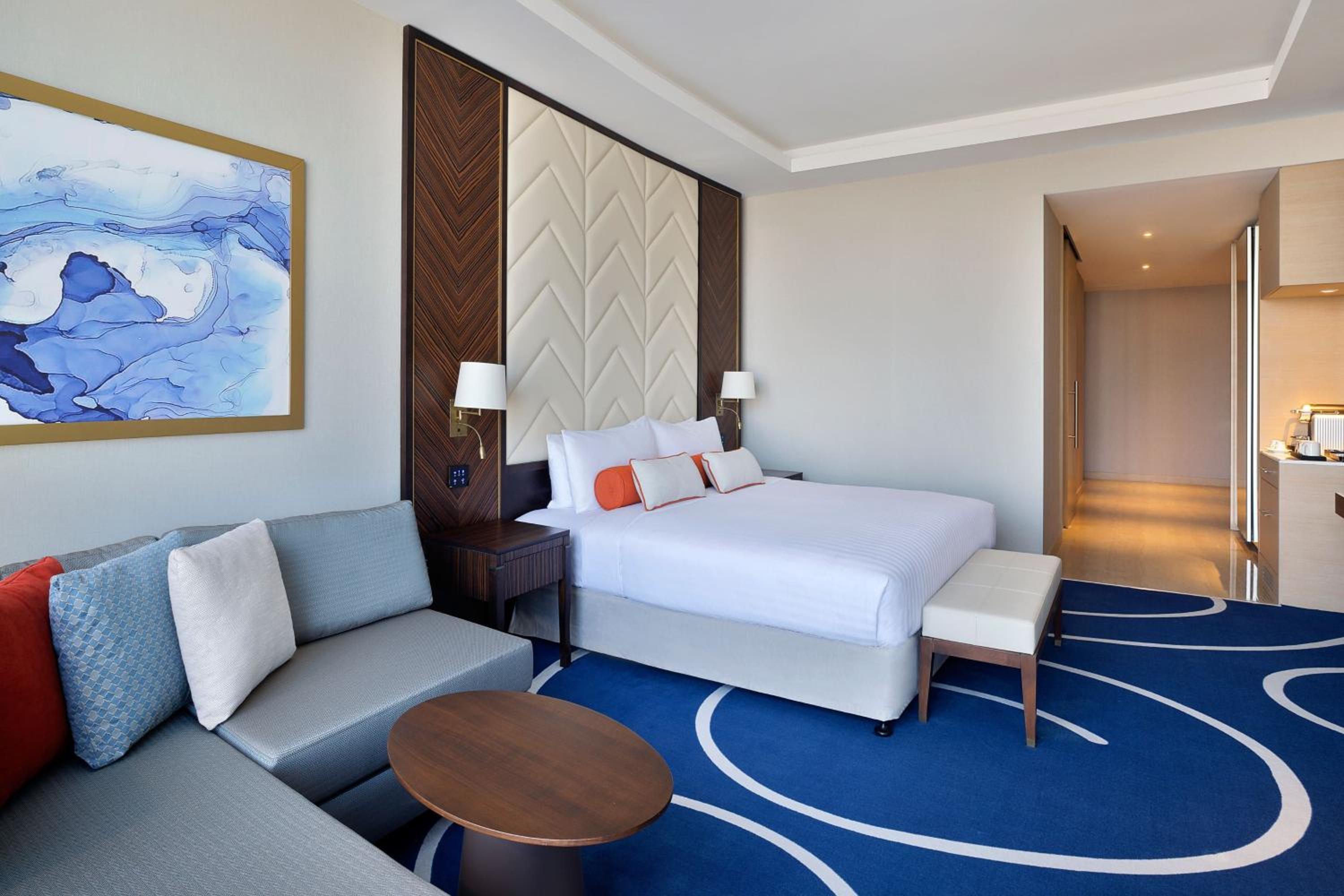 Grand Deluxe King Room with City View - Photo 2