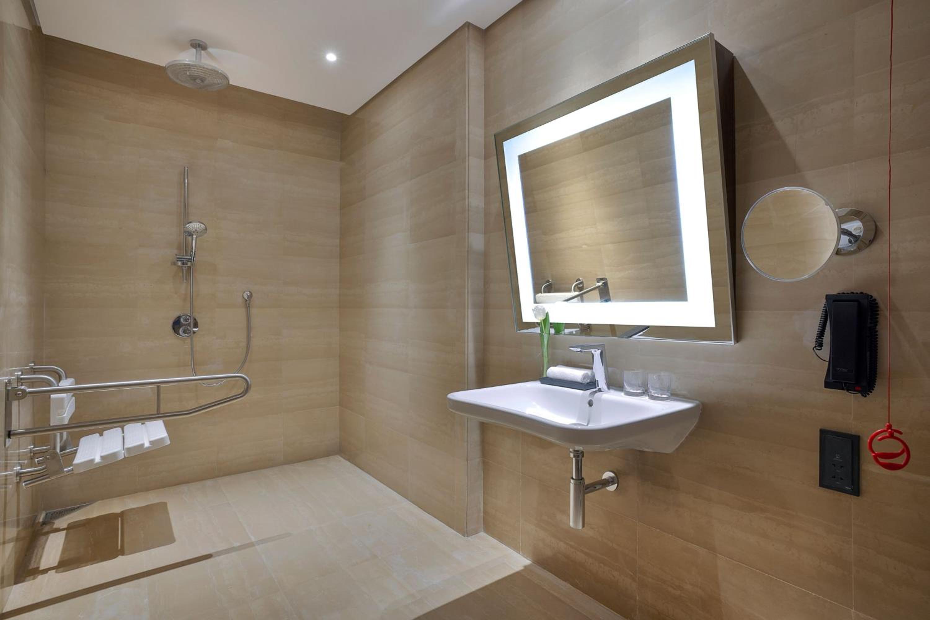 Deluxe King Room with City View - Photo 7