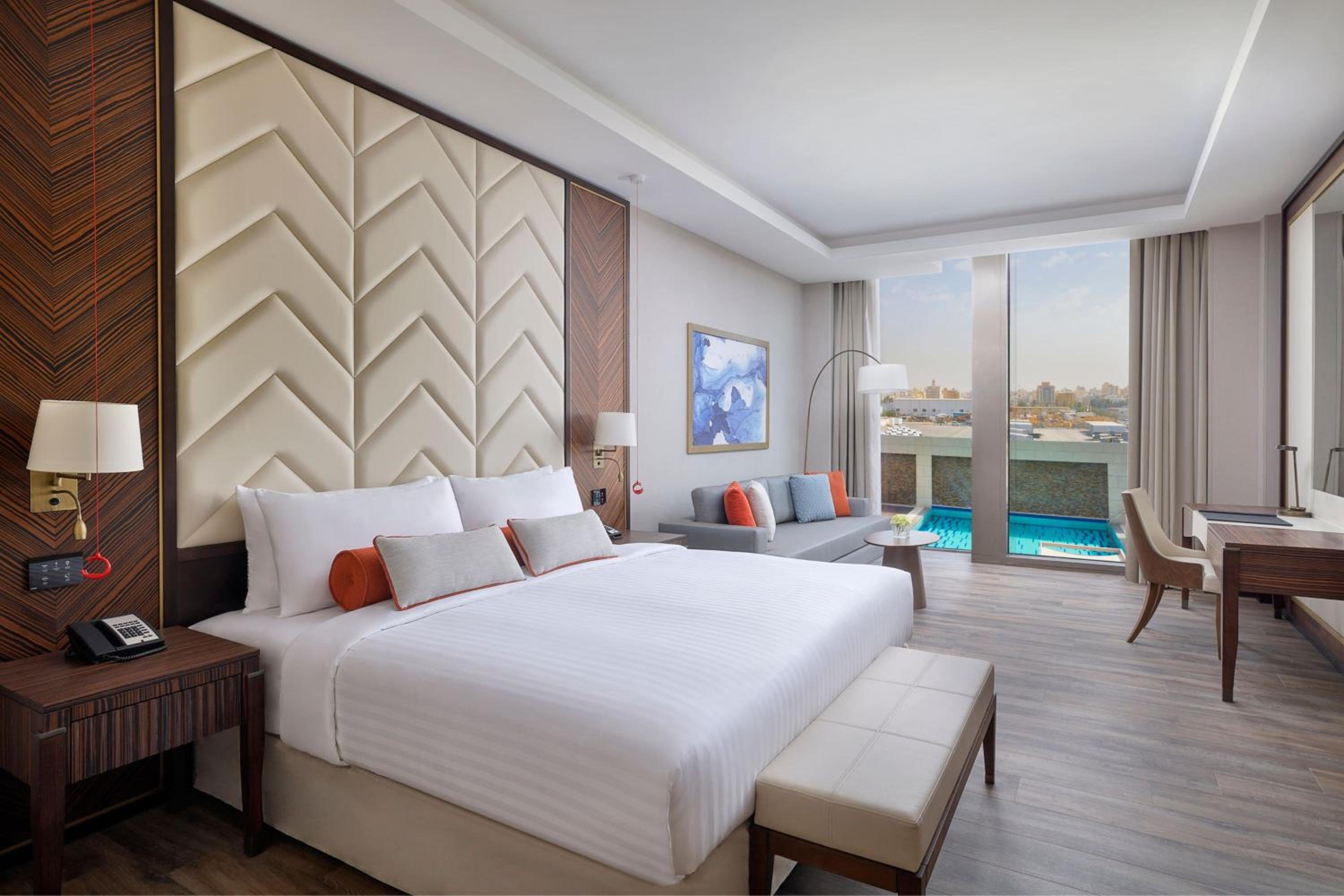 Deluxe King Room with City View - Photo 4