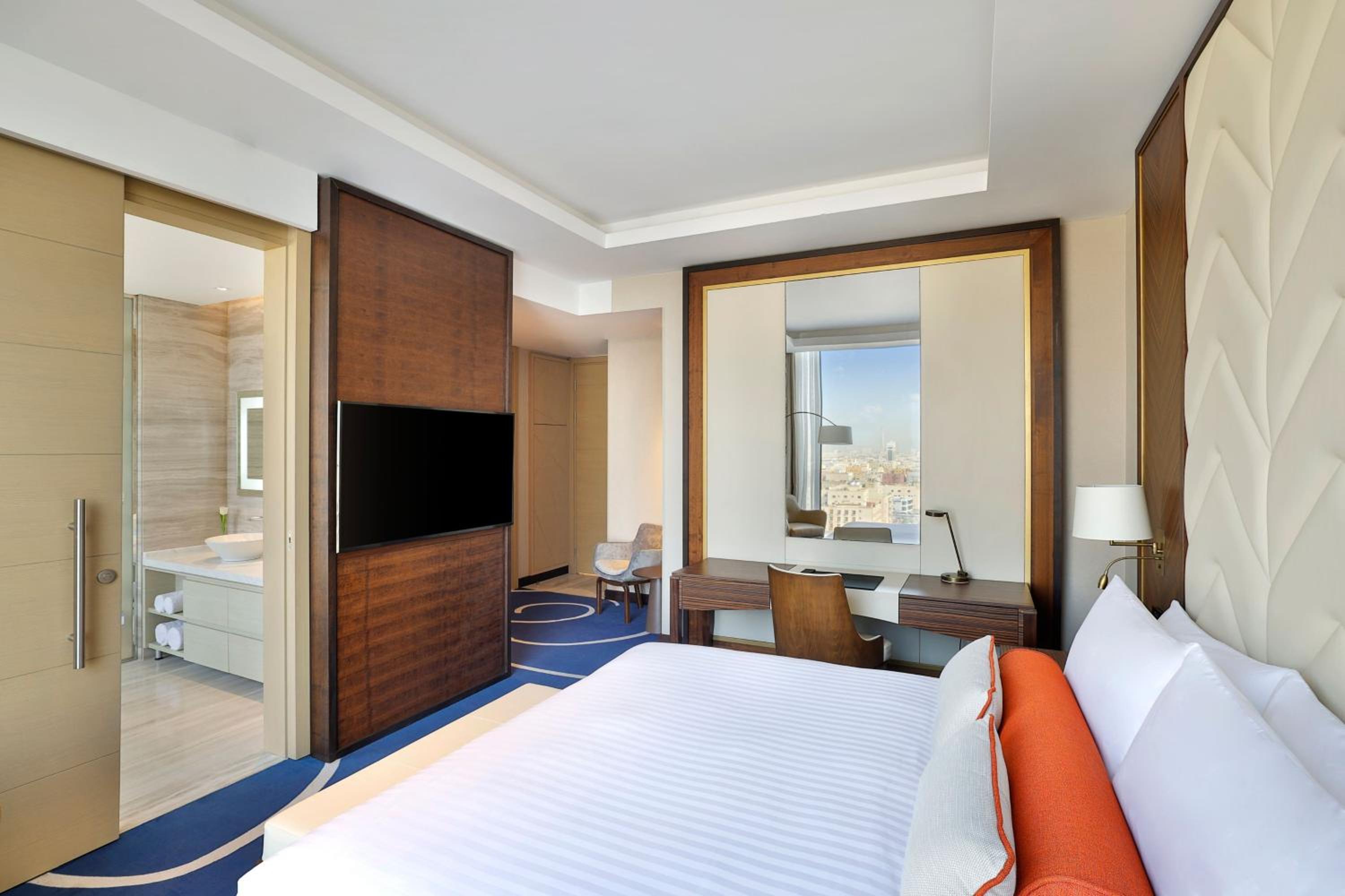 Two-Bedroom Executive Suite - Club Lounge Access - Photo 10