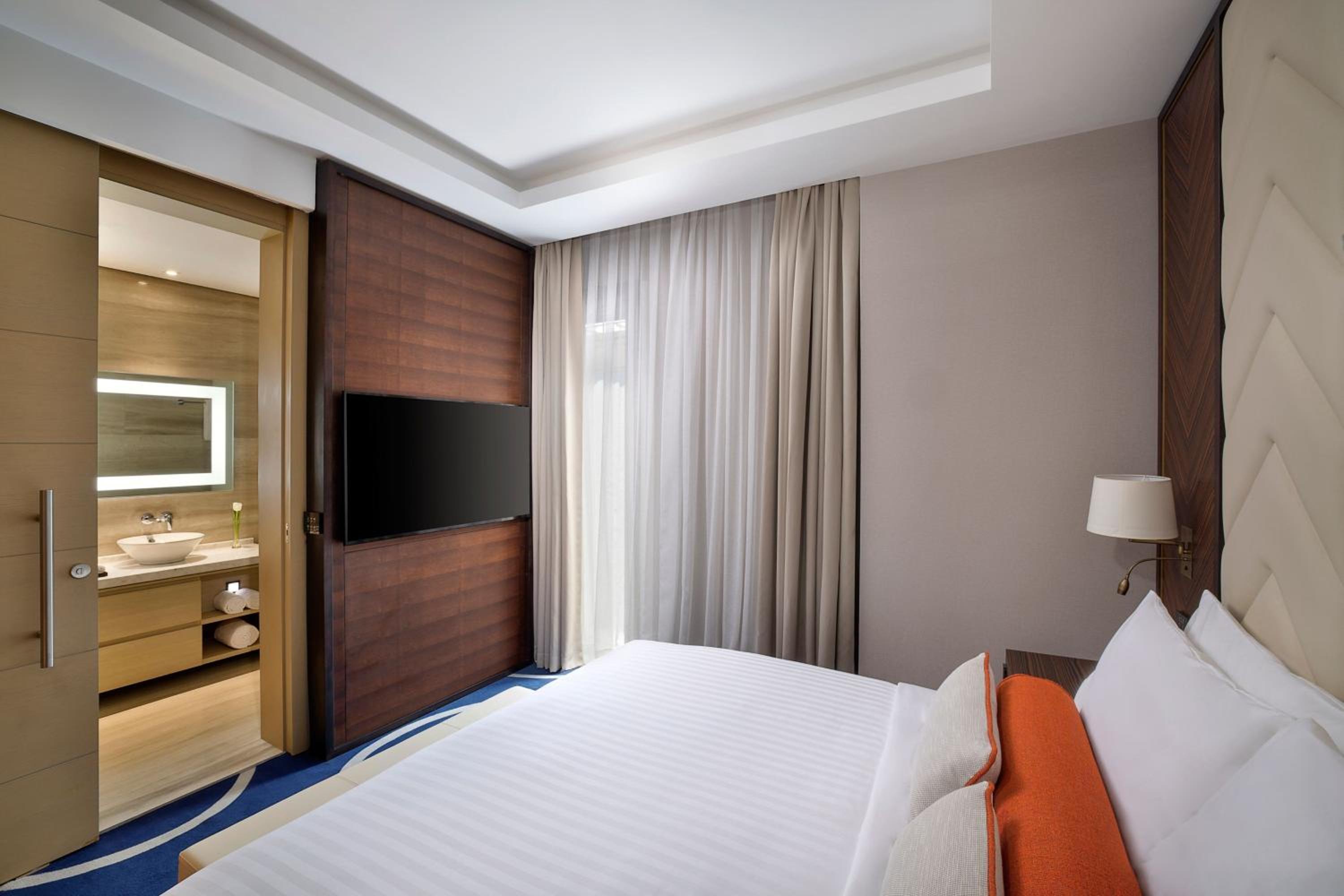 Two-Bedroom Executive Suite - Club Lounge Access - Photo 8