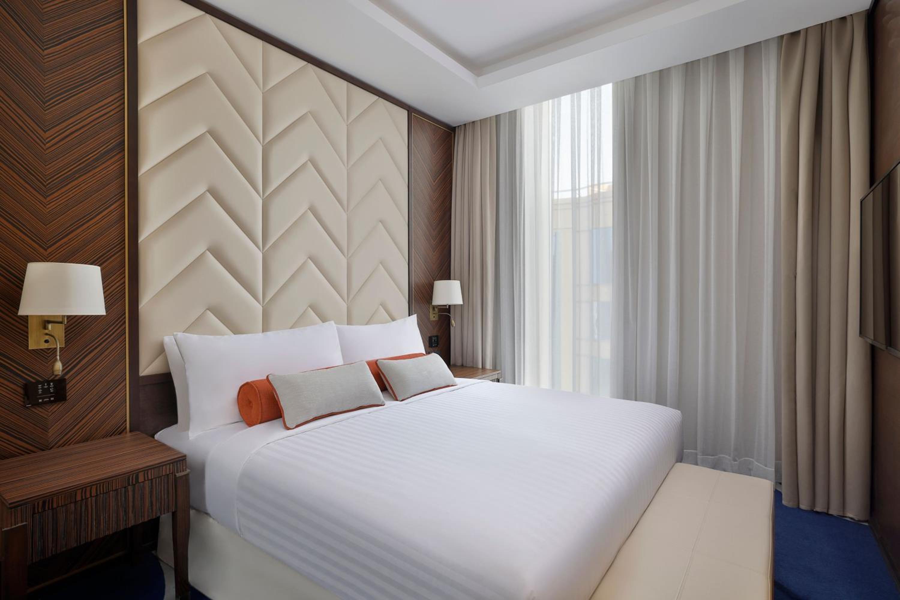 Two-Bedroom Executive Suite - Club Lounge Access - Photo 6