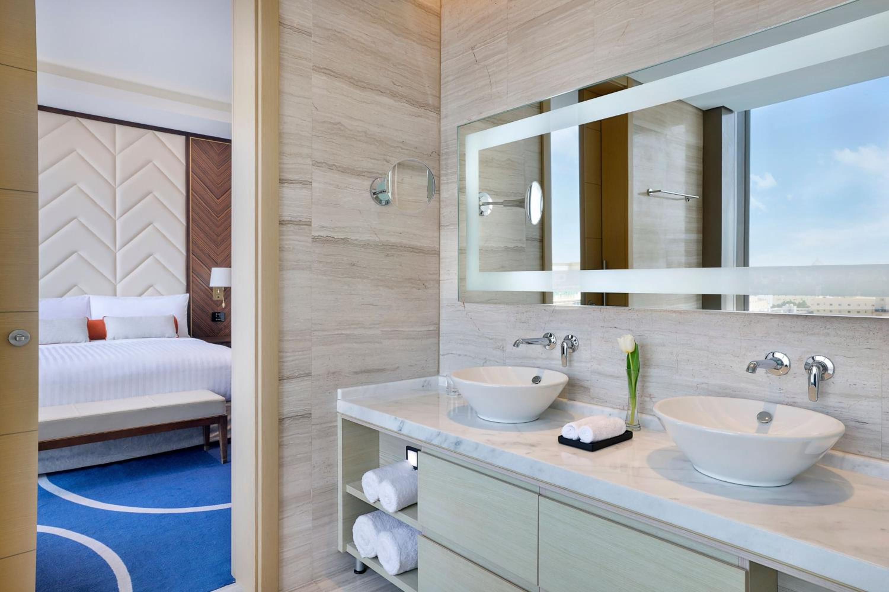 Two-Bedroom Executive Suite - Club Lounge Access - Photo 2