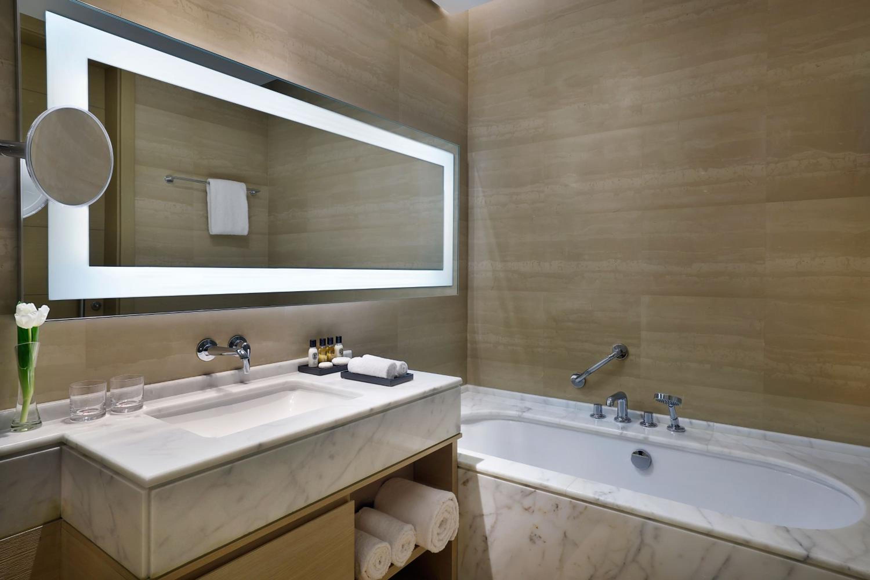 Grand Deluxe King Room with City View - Photo 5