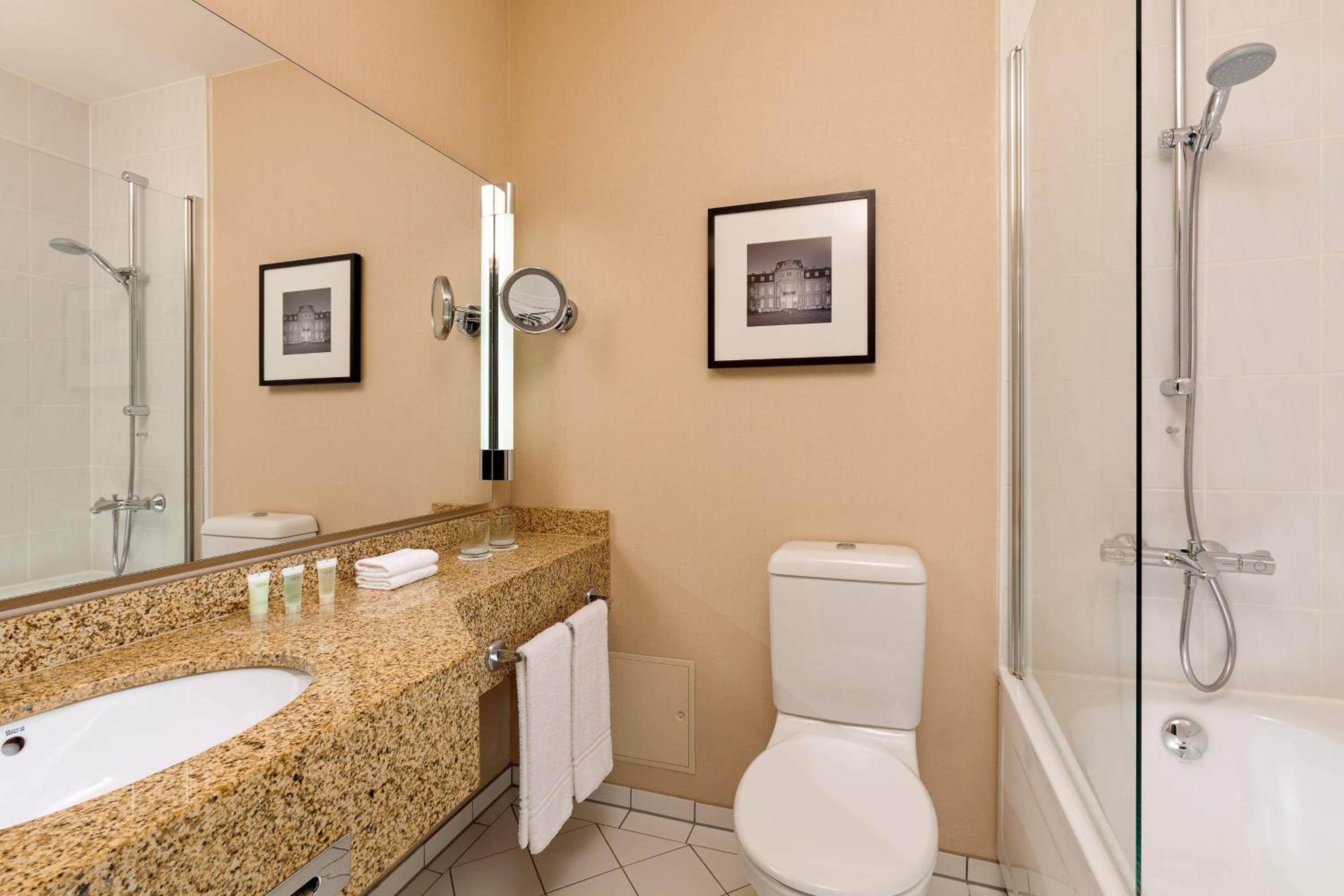 Smaller Guest room, 1 Queen, Corner room